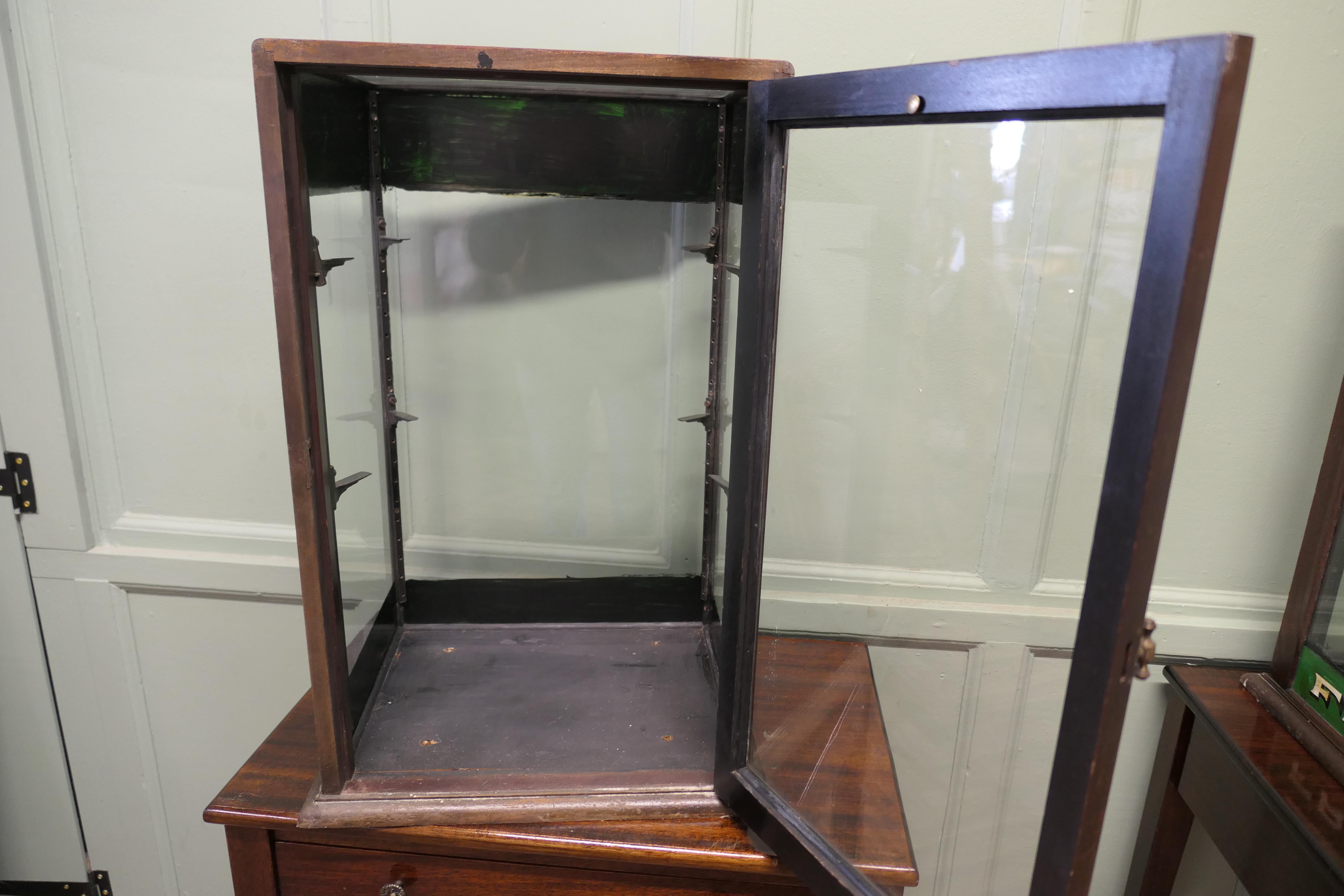 Edwardian Fry’s Counter Top Shop Display Cabinet In Good Condition For Sale In Godshill, Isle of Wight
