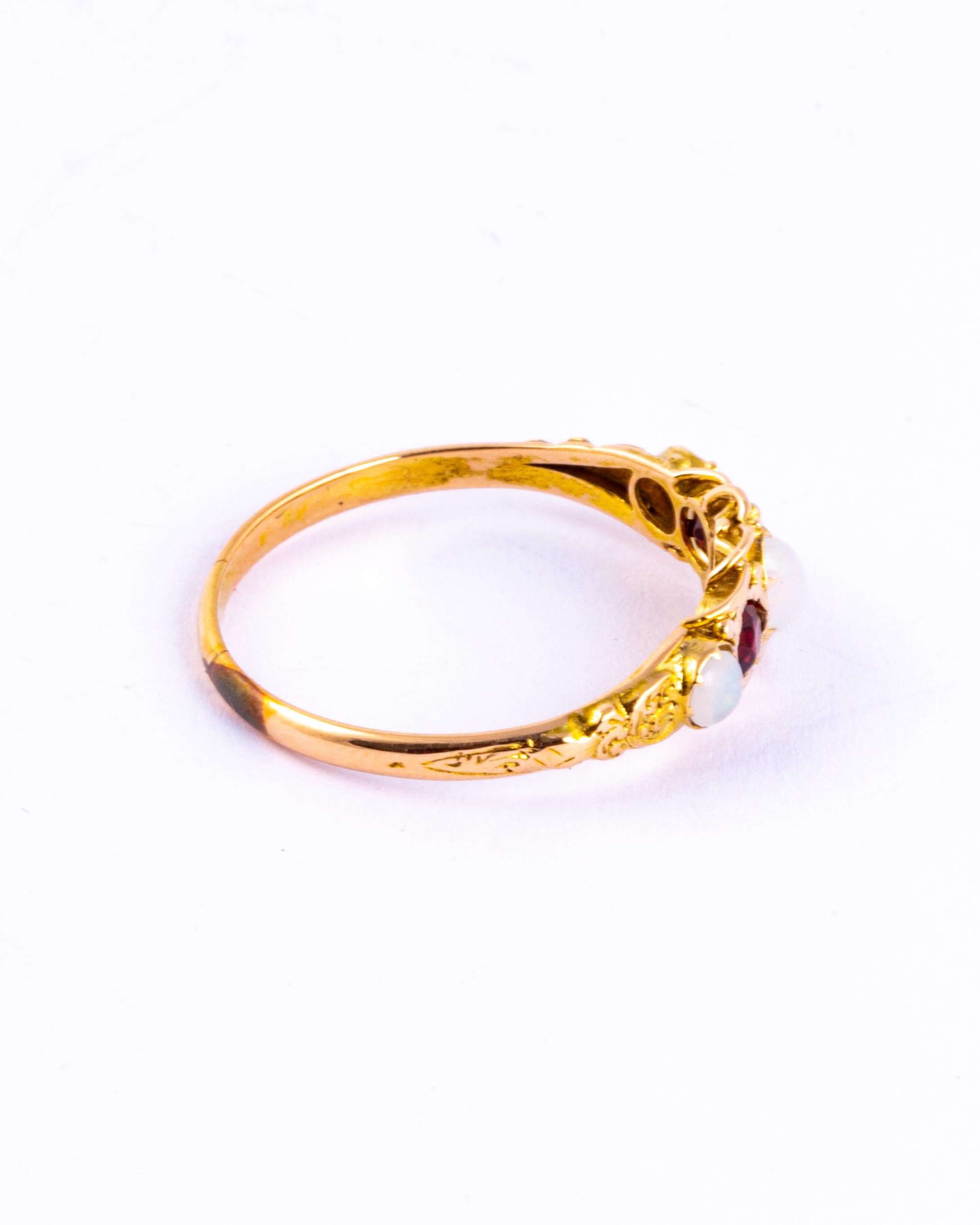 Fünf-Stein-Ring aus der viktorianischen Zeit mit Granat und Opal 9 Karat Gold (Edwardian) im Angebot