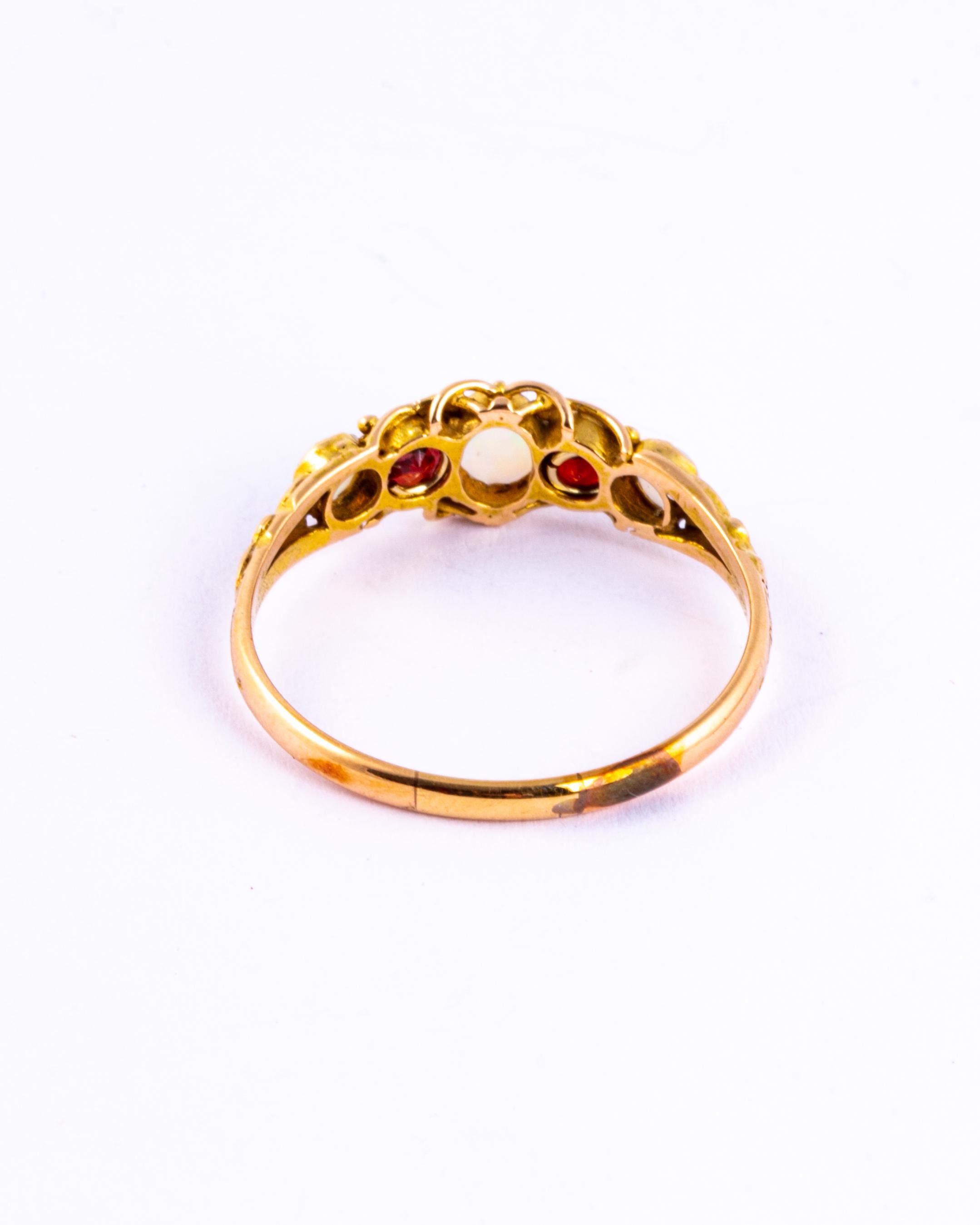 Fünf-Stein-Ring aus der viktorianischen Zeit mit Granat und Opal 9 Karat Gold (Ovalschliff) im Angebot