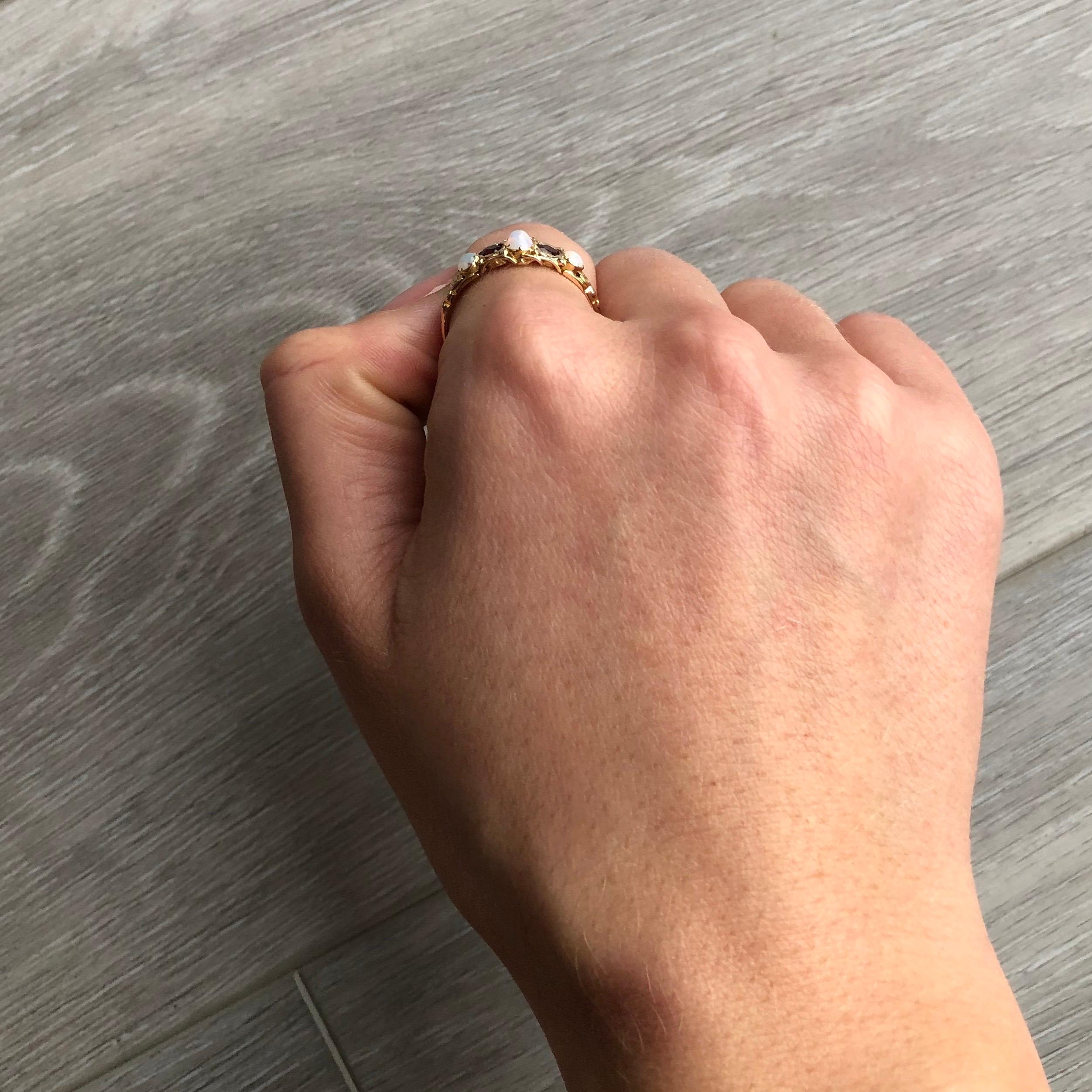 Fünf-Stein-Ring aus der viktorianischen Zeit mit Granat und Opal 9 Karat Gold Damen im Angebot