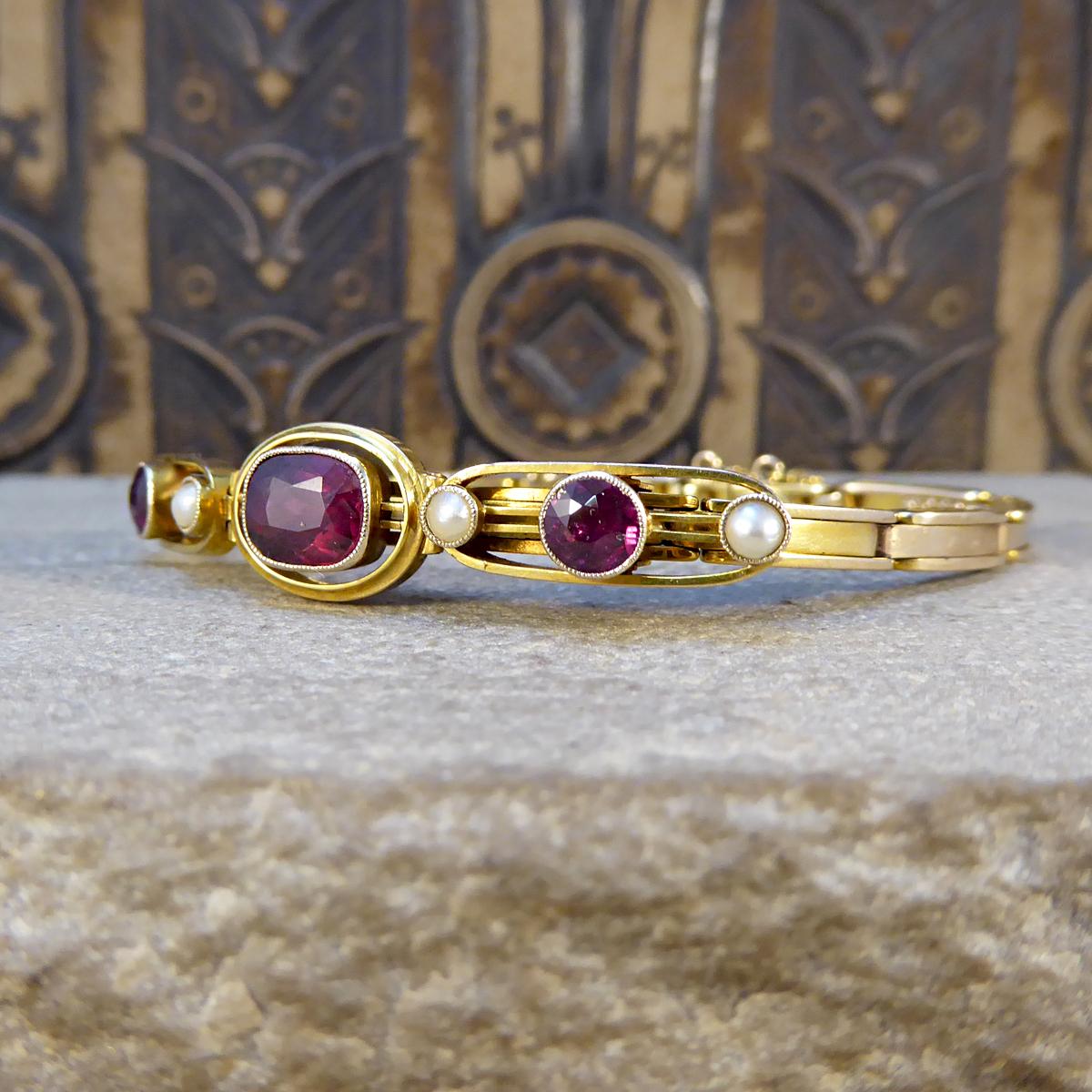 Edwardian Garnet and Pearl Panel Expandable Bracelet in 9 Carat Yellow Gold In Good Condition In Yorkshire, West Yorkshire