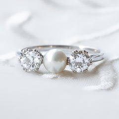 Edwardianischer GCS-zertifizierter Trilogie-Ring mit Naturperlen und Diamanten, Platin