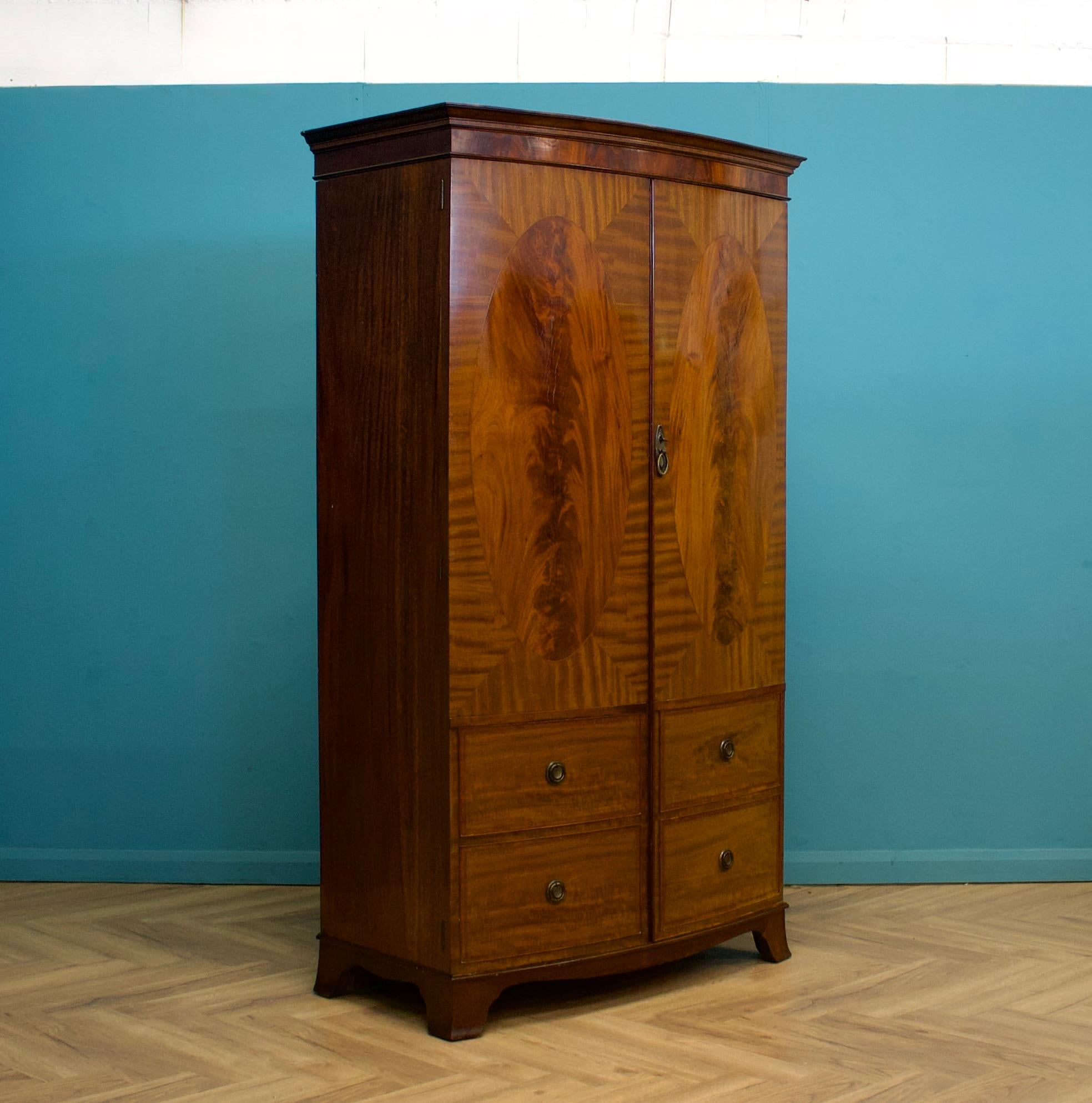 Questo bellissimo armadio edoardiano in mogano, risalente al 1900 circa, è in stile George III.


All'interno è ben arredata con un appendiabiti e una mensola. Le ante sono dotate di una falsa facciata del cassetto, che offre uno spazio più lungo
