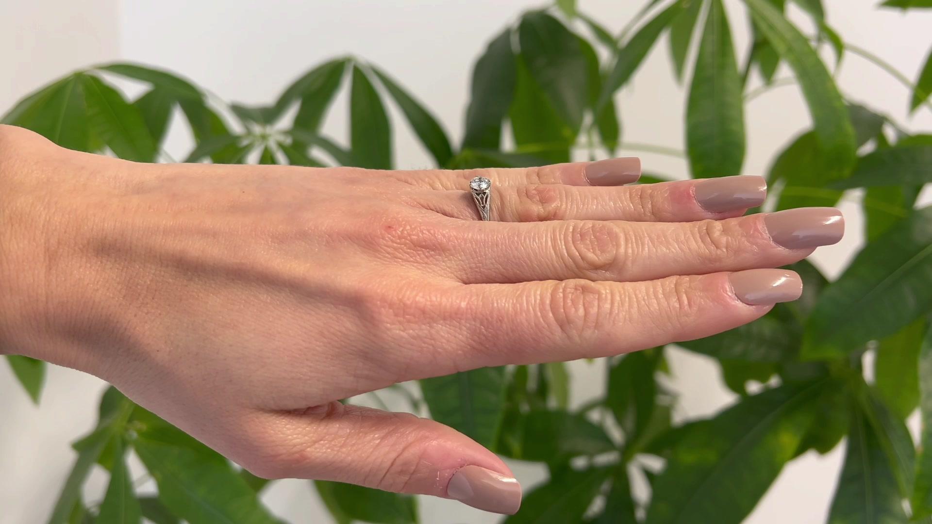 Filigraner Ring aus 18 Karat Weißgold mit GIA 0,53 Karat rundem Diamanten im Brillantschliff im Zustand „Hervorragend“ in Beverly Hills, CA