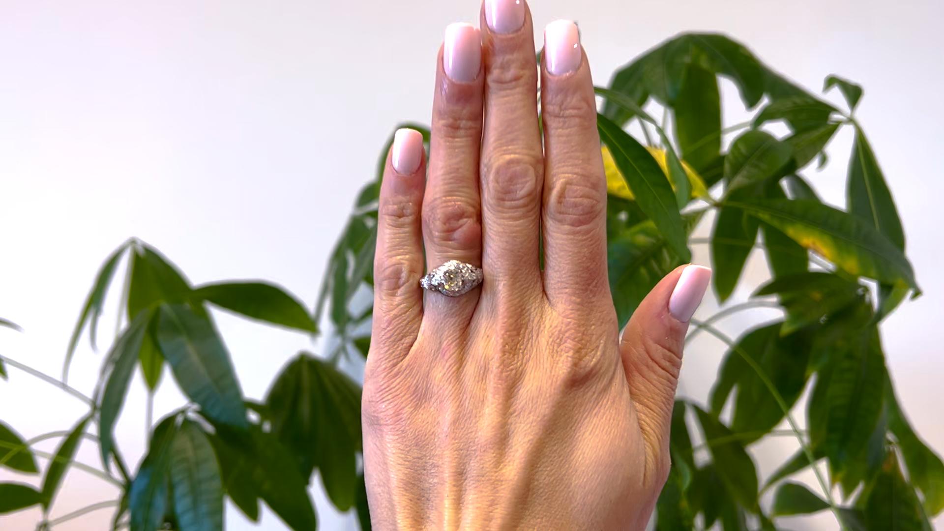 Ein Edwardian GIA 1.00 Karat Old Mine Cut Diamond Platinum Filigree Ring. Mit einem GIA-Diamanten im alten Minenschliff von 1,00 Karat, begleitet von der GIA-Nummer 1236043852, die besagt, dass der Diamant die Farbe U-V und die Reinheit SI1 hat.