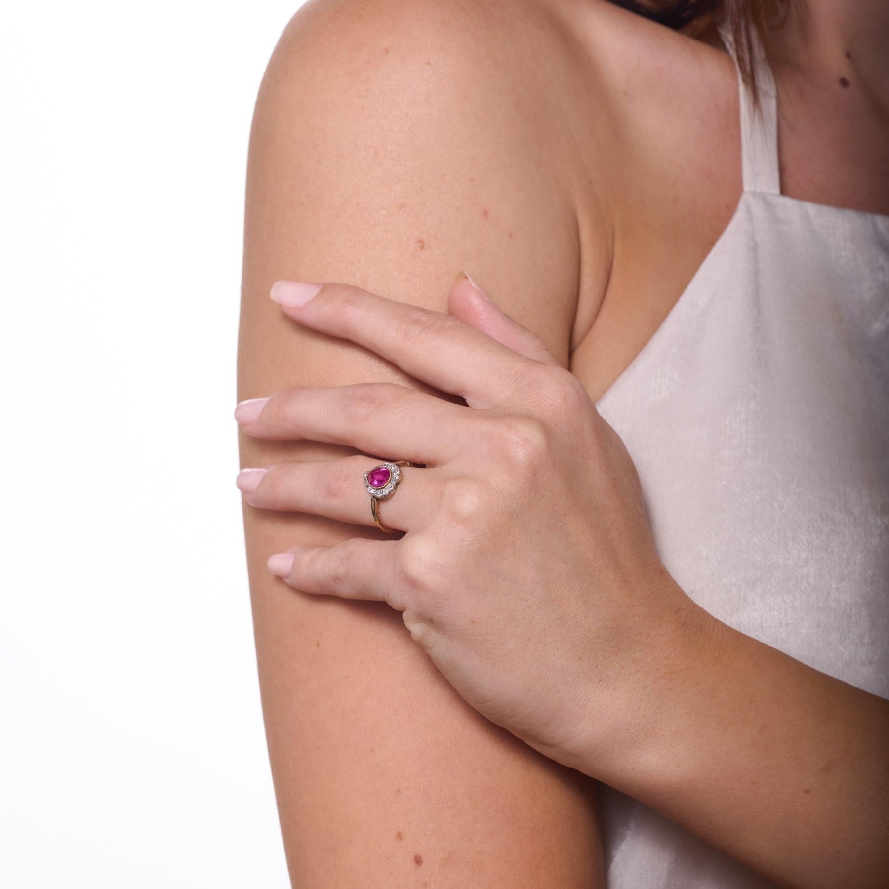 Taille poire Bague d'époque GIA 1,15 carat rubis Birmanie sans chaleur diamant or jaune 18k en vente