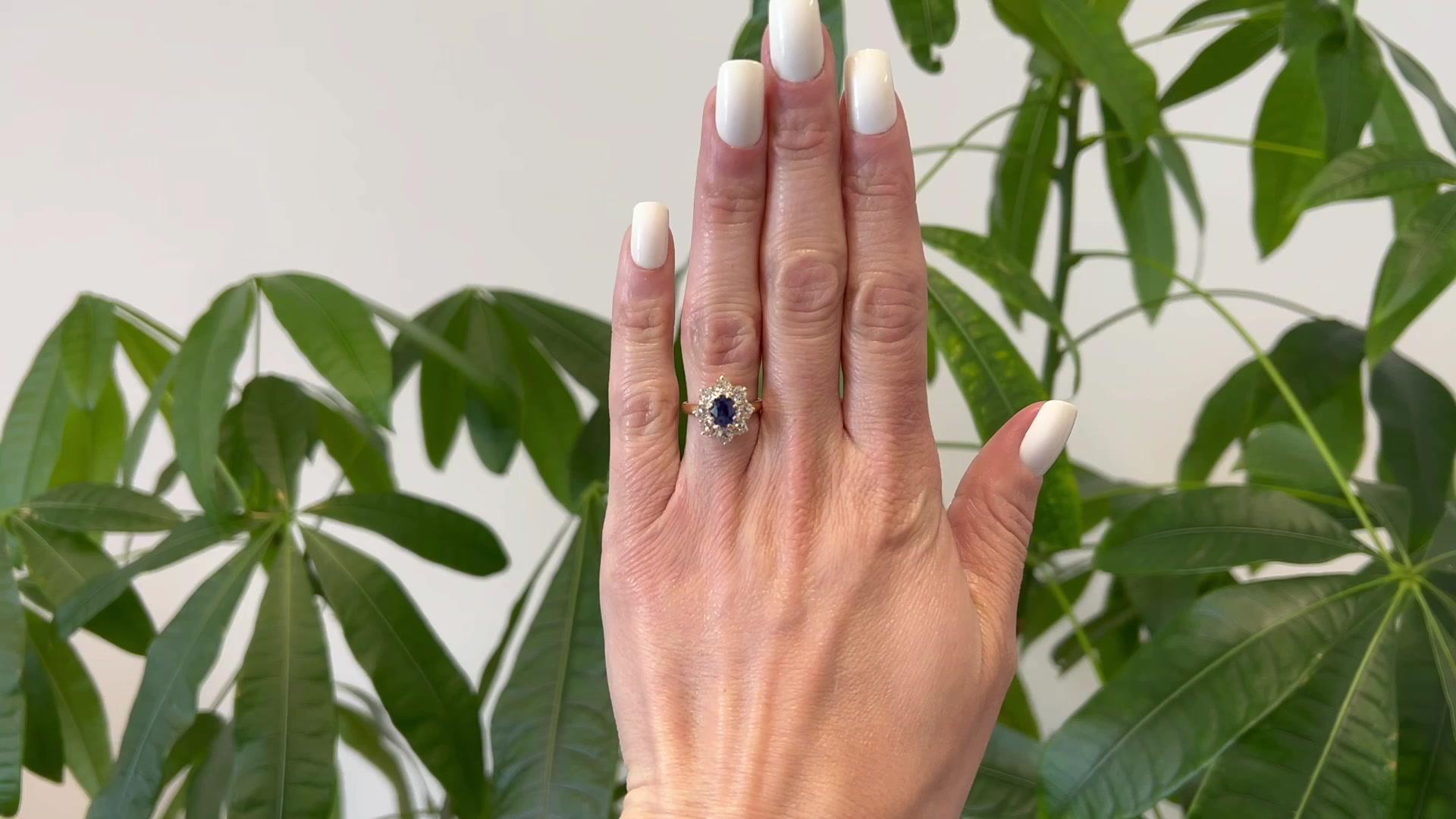 Ein Edwardian GIA 1,41 Karat Kaschmir keine Hitze Saphir Diamant 18k Gold Cluster Ring. Mit einem ovalen gemischten Saphir im GIA-Schliff mit einem Gewicht von 1,41 Karat, begleitet von der GIA-Nummer 6242227542, die besagt, dass der Saphir aus