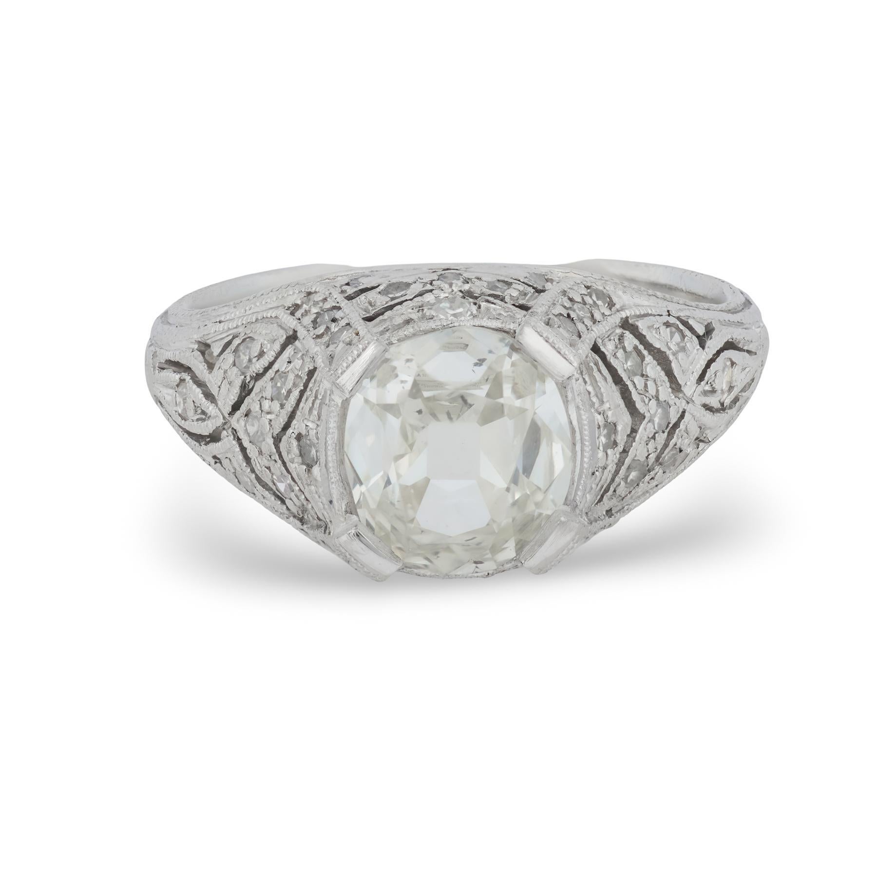 Édouardien Bague de fiançailles en platine avec diamant taille coussin de 1,50 carat GIA de style édouardien en vente