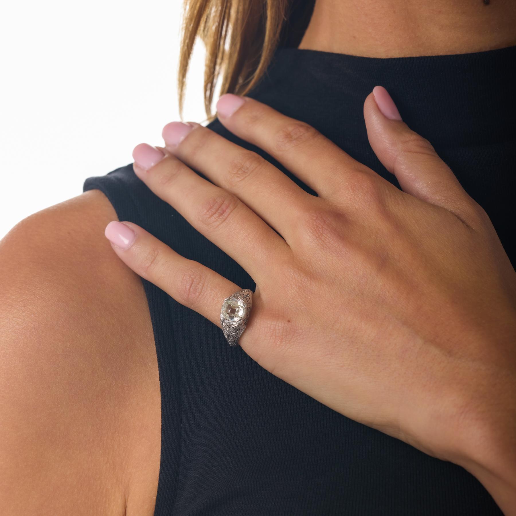 Taille coussin Bague de fiançailles en platine avec diamant taille coussin de 1,50 carat GIA de style édouardien en vente