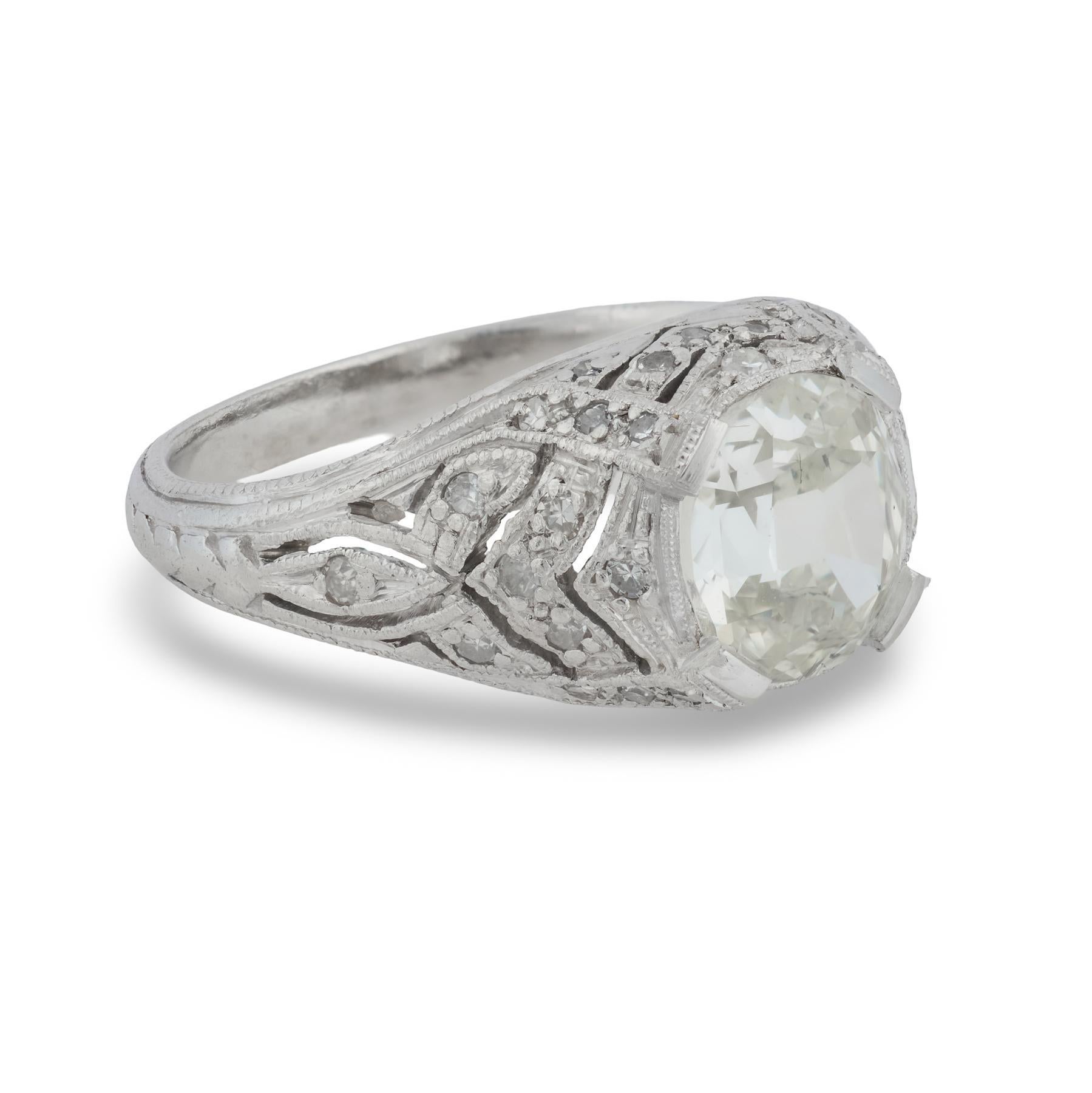 Bague de fiançailles en platine avec diamant taille coussin de 1,50 carat GIA de style édouardien Bon état - En vente à Beverly Hills, CA