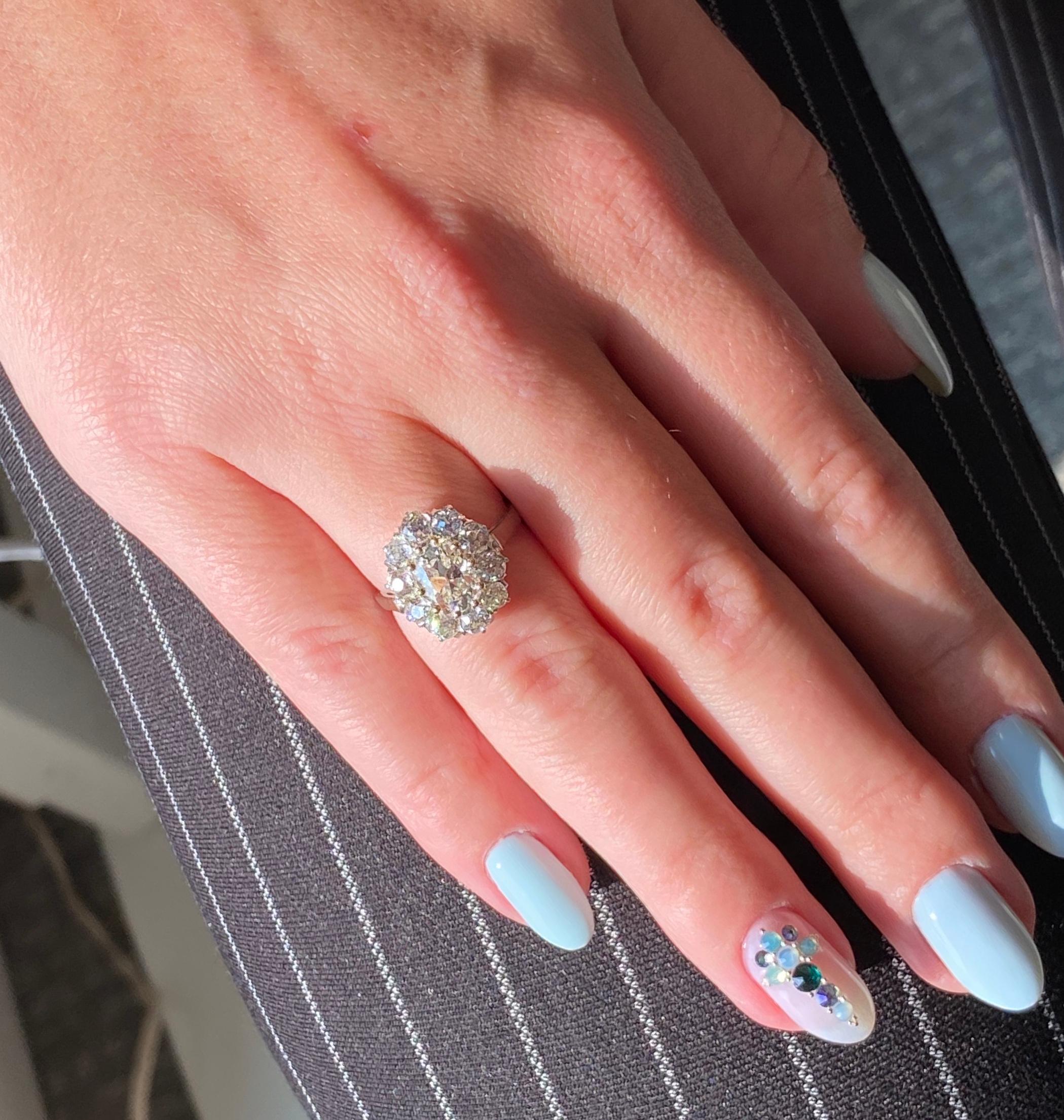 Der perfekte edwardianische Ring mit Blumenmotiv aus den 1800er Jahren. Das Bündel ist original:: der Ringschaft wurde später hinzugefügt. Der Ring ist anmutig und das glatte:: dünne Band macht ihn zu einem perfekten Alltags-Accessoire. Genießen Sie