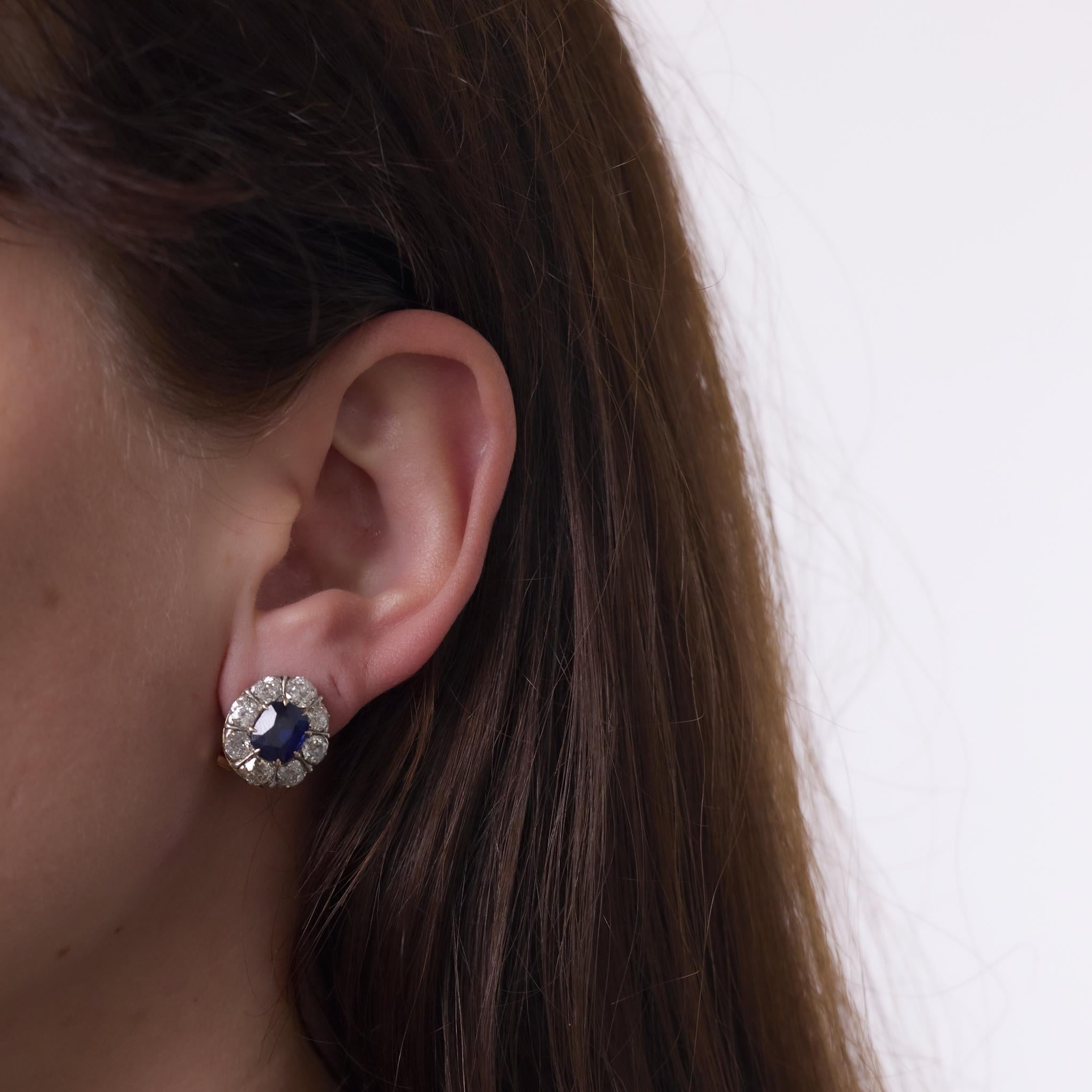 Boucles d'oreilles édouardiennes en or jaune 18k et argent, saphir cambodgien non chauffé GIA et diamant. Deux saphirs taille coussin pesant environ 1,70 et 1,75 carats, accompagnés du numéro GIA #2235564834, indiquant l'origine Cambodge et
