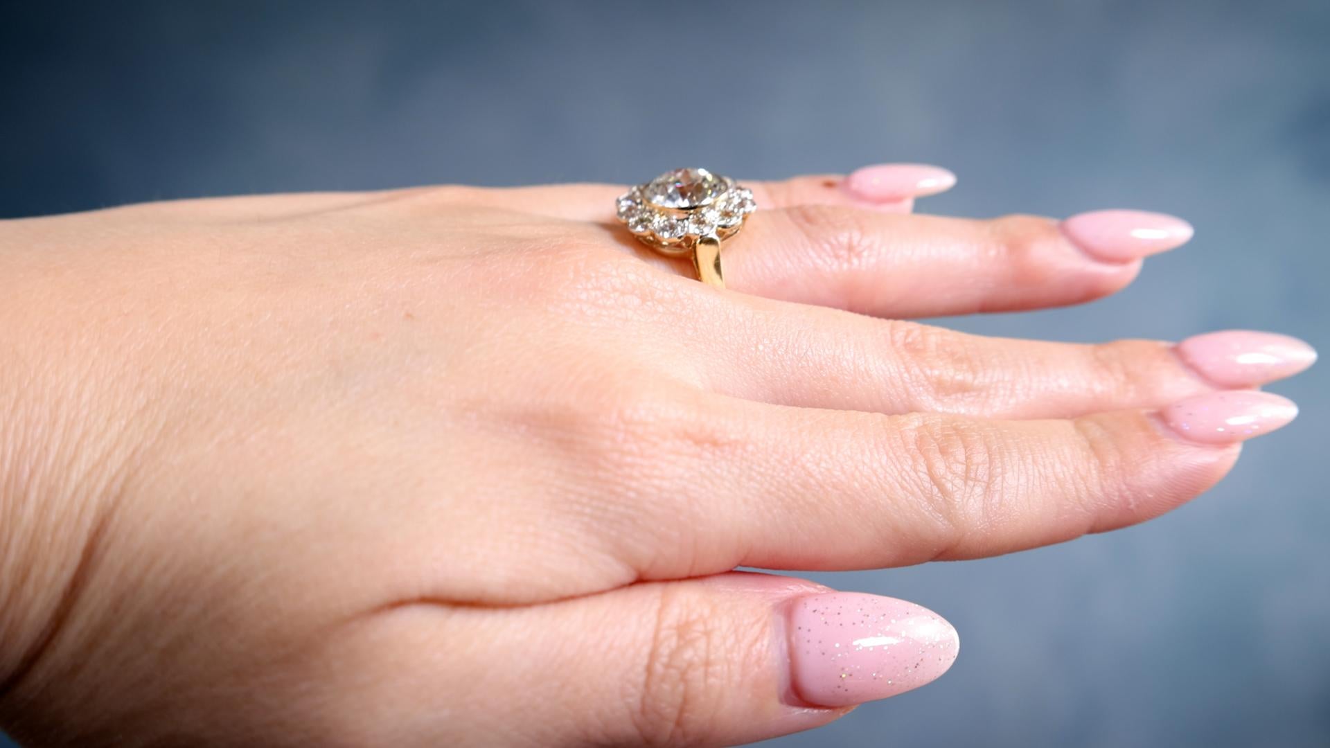 18 Karat Gelbgold Edwardianischer GIA 3,54 Karat Diamant-Cluster-Ring mit alteuropäischem Schliff im Zustand „Gut“ in Beverly Hills, CA