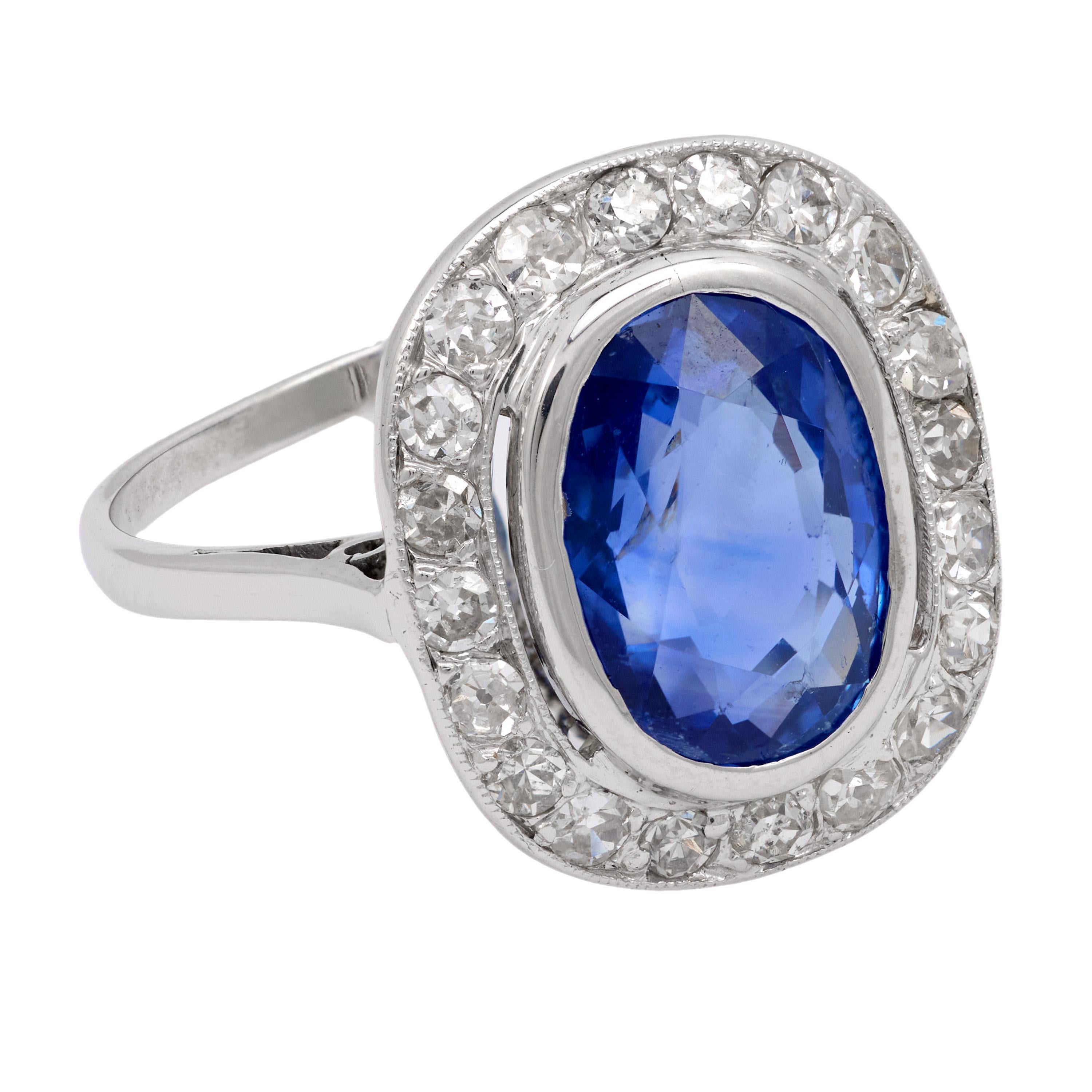Edwardian GIA 4 carat no heat sapphire diamond 18k white gold cluster ring In condizioni buone in vendita a Beverly Hills, CA