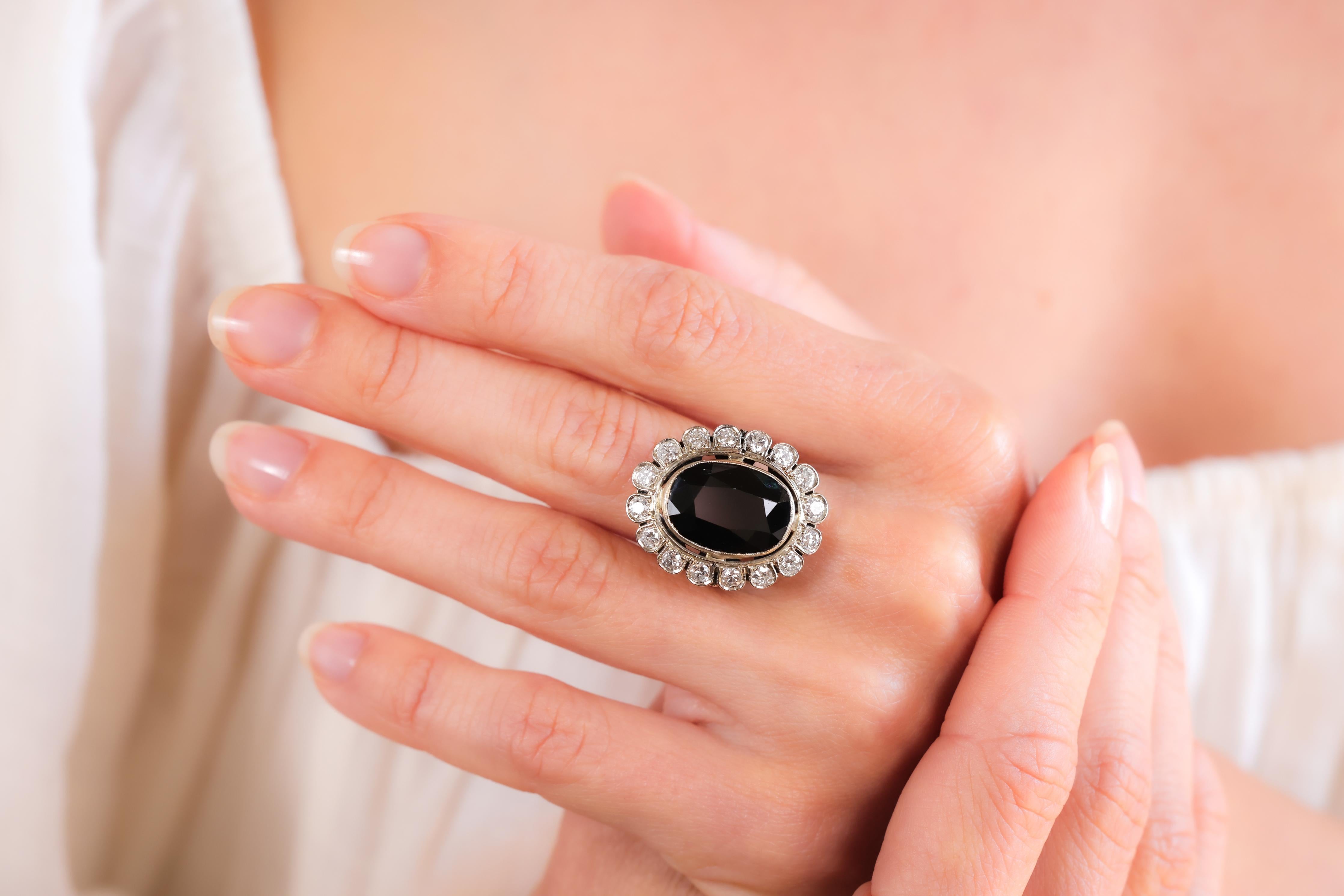 Zertifikat: GIA 2231279347
Mittelstein: Saphir
Schliff: Oval 
Gewicht: Ungefähr 9 Karat
Farbe: Tiefblau
Herkunft: Thailand
Behandlungen: Keine Hitze
Akzentuierungsstein: 16 Diamanten
Schnitt: Alteuropäischer Schliff
Gewicht: Ungefähr 1,3