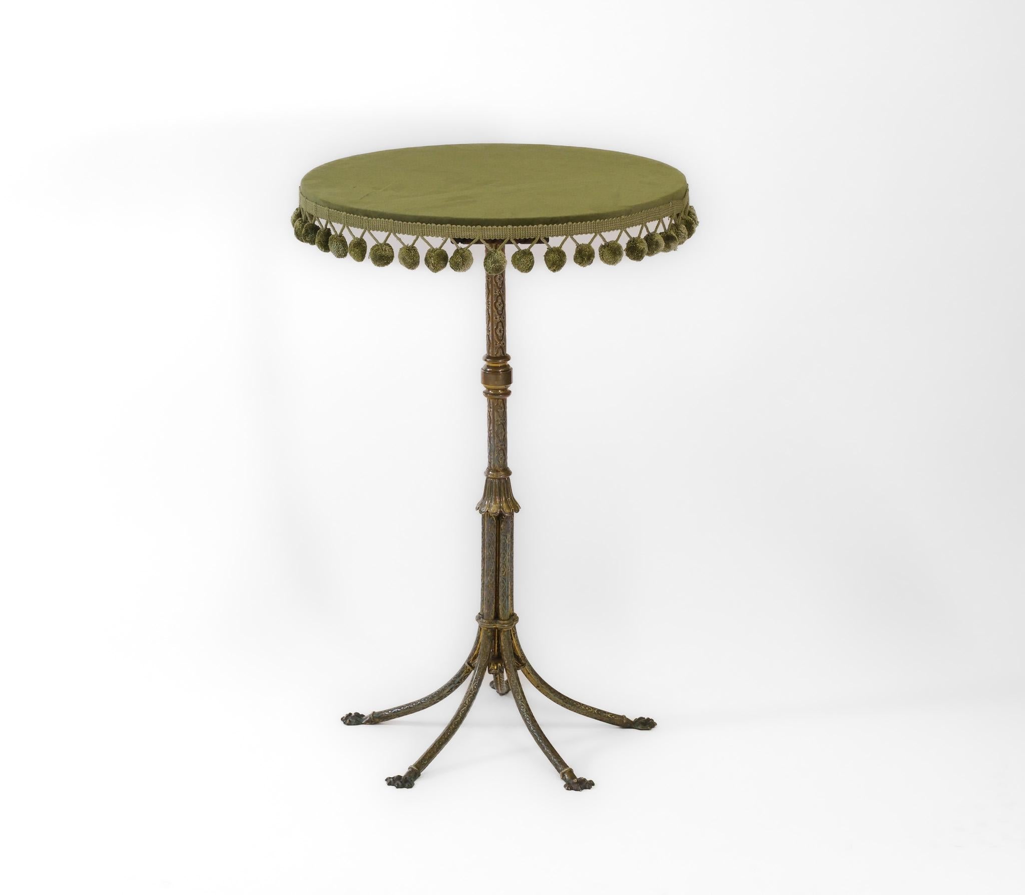Elegant Edwardian gypsy style brass and brass gilt tool patterned pedestal, on five splayed legs with paw feet. The top of olive green velvet with tassel decoration. Circa 1900.

Delivery included to the UK.

The brass has the lovely original