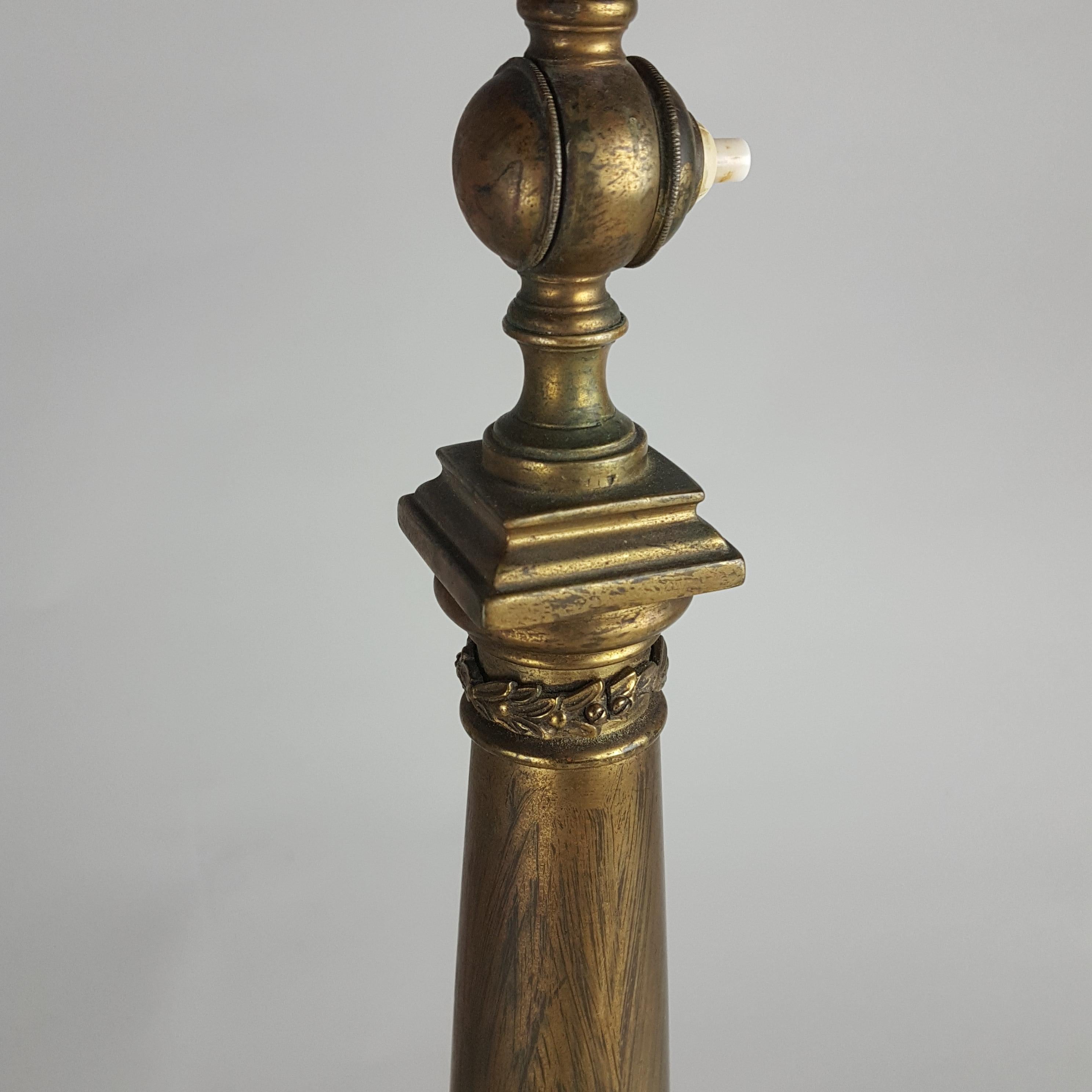 Fine quality Edwardian classical gilt brass table lamp by Faraday & Sons. Faraday & Sons were leading manufacturers of top quality late 19th & early 20th Century light fittings. The lamp is in good original condition apart from the switch which is
