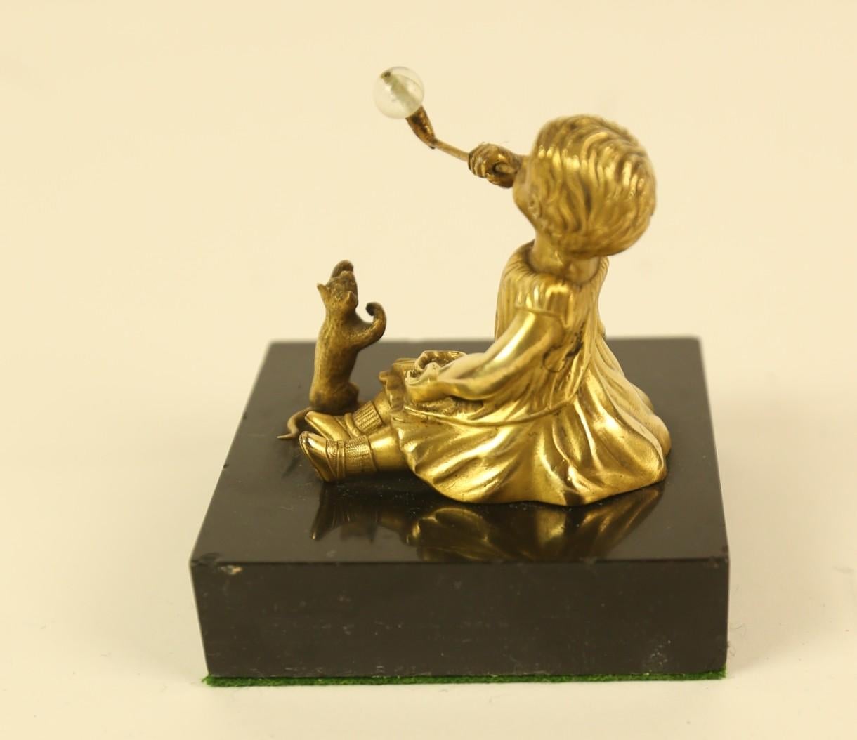 Edwardian Gilt Bronze Figure of a Girl & cat In Good Condition For Sale In Dereham, GB