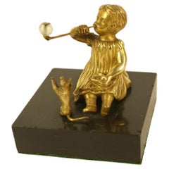 Figura eduardiana de bronce dorado de una niña y un gato