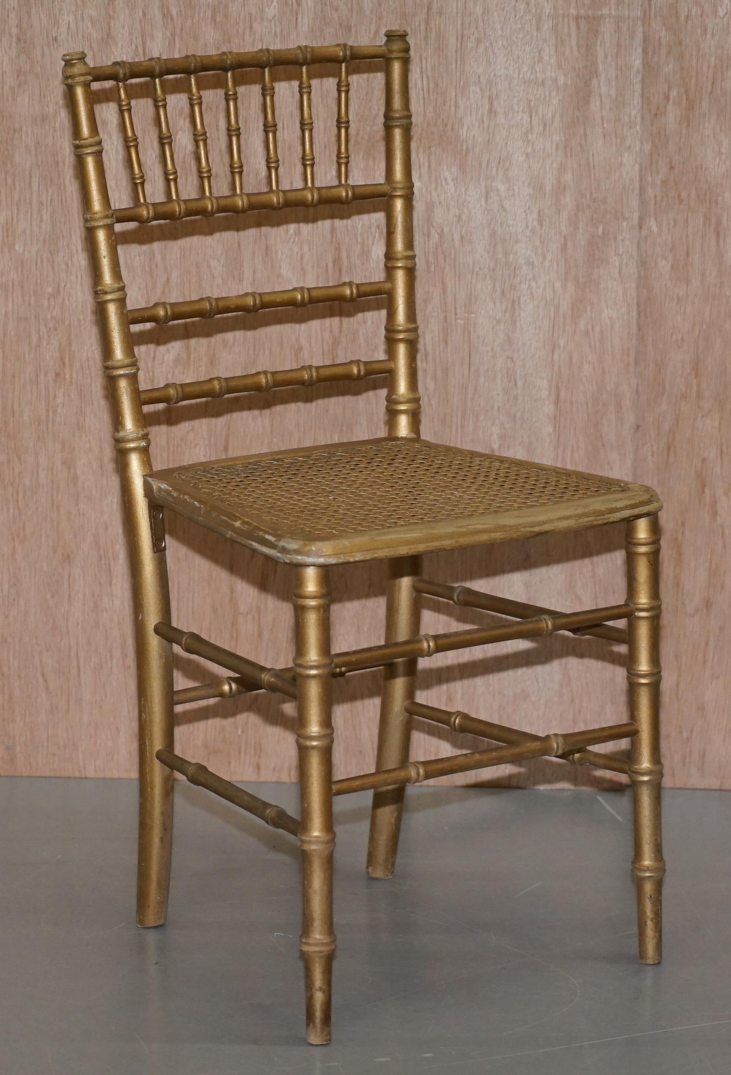 Wir freuen uns, diesen schönen originalen vergoldeten Famboo-Stuhl im Regency-Stil zum Verkauf anbieten zu können

Ich habe ein passendes Paar dieses exakten Modells unter meinen anderen Artikeln aufgelistet und dann dieses Einzelstück. Ich habe