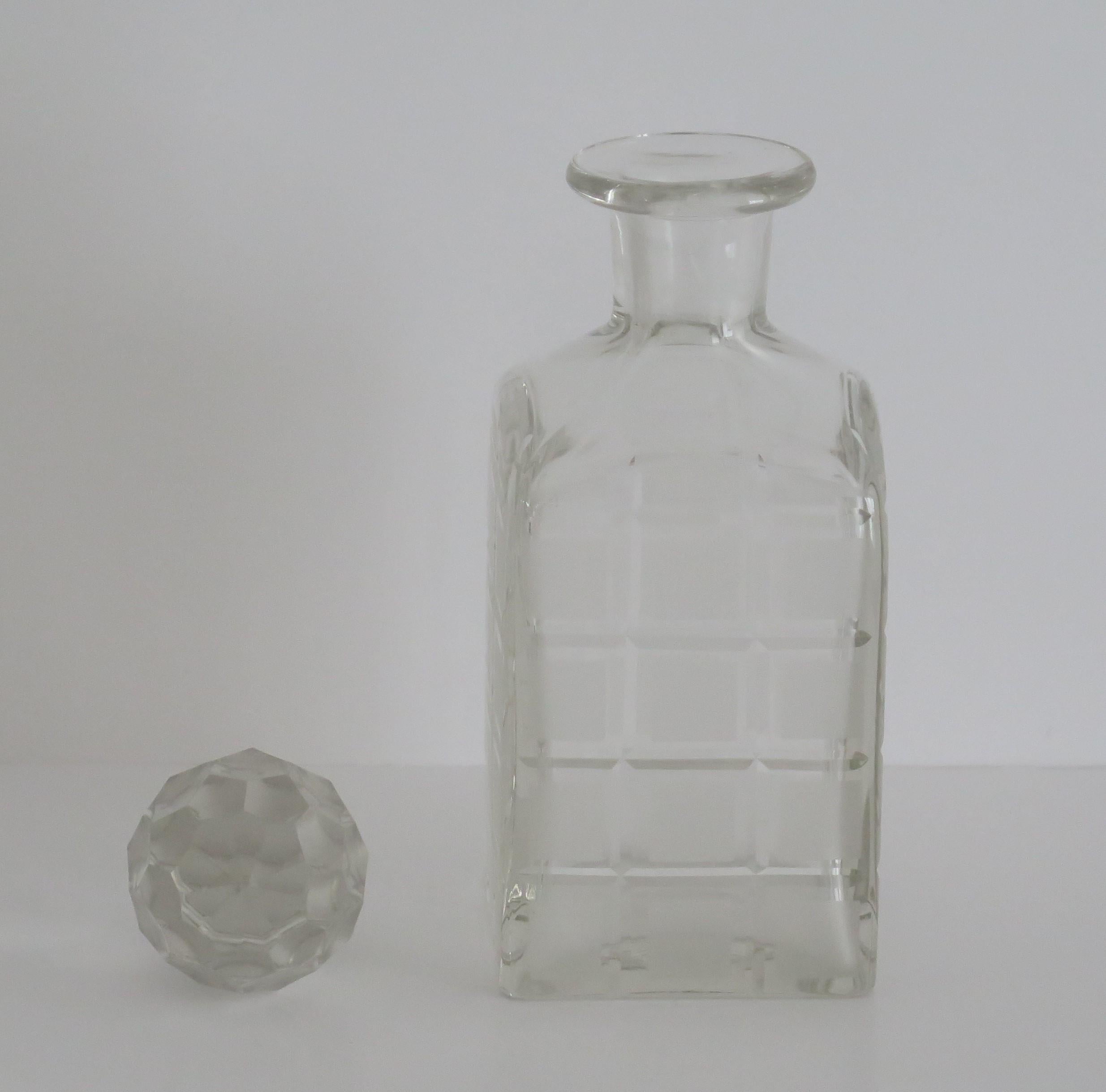 Decantador de cristal eduardiano de corte cuadrado y grabado, hacia 1900 en venta 2
