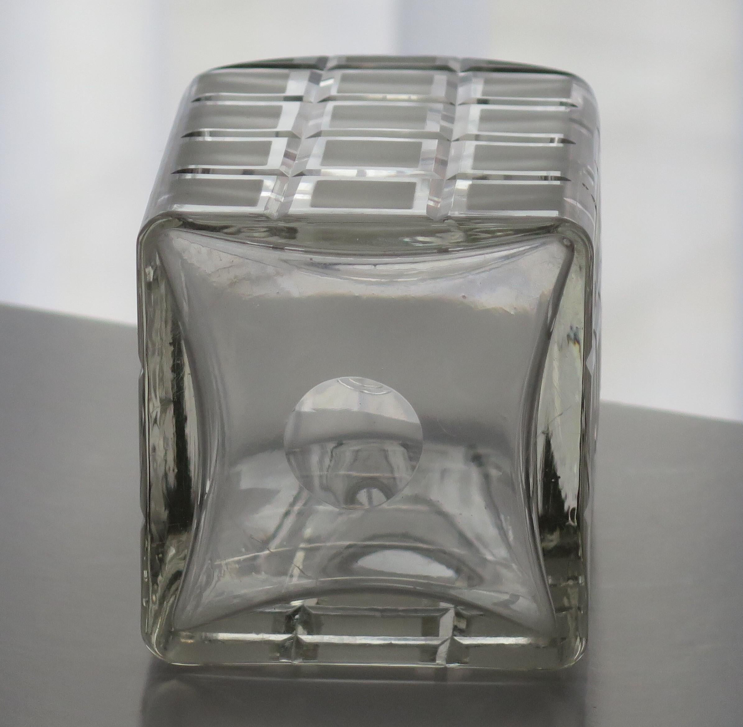 Decantador de cristal eduardiano de corte cuadrado y grabado, hacia 1900 en venta 7