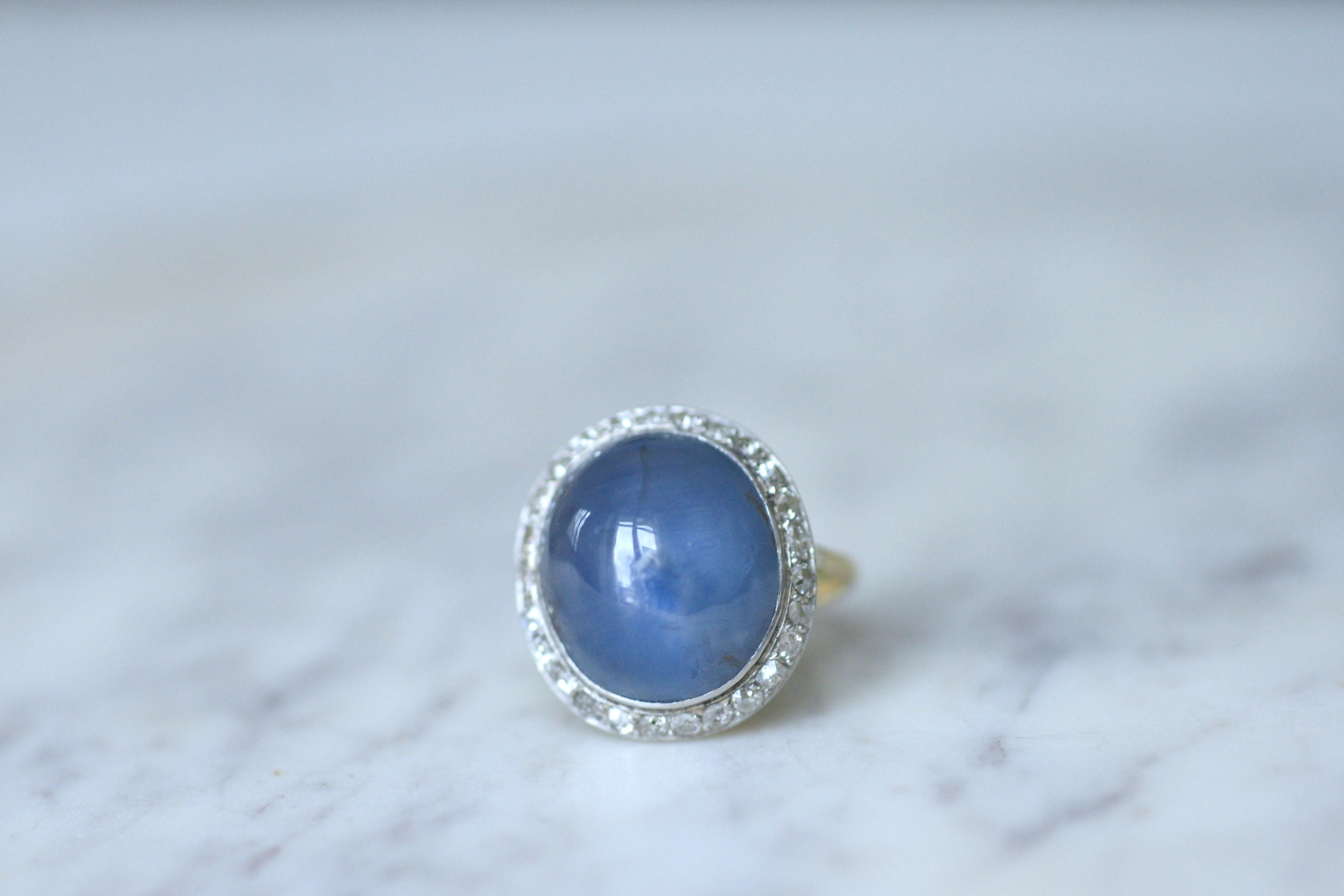 Edwardian Gold and Platinum Cluster Ring with 35cts Ceylan Star Sapphire Caboch In Excellent Condition In PARIS, FR