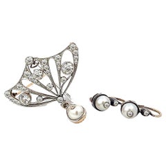 Broche et boucles d'oreilles anciennes en platine avec diamants et perles