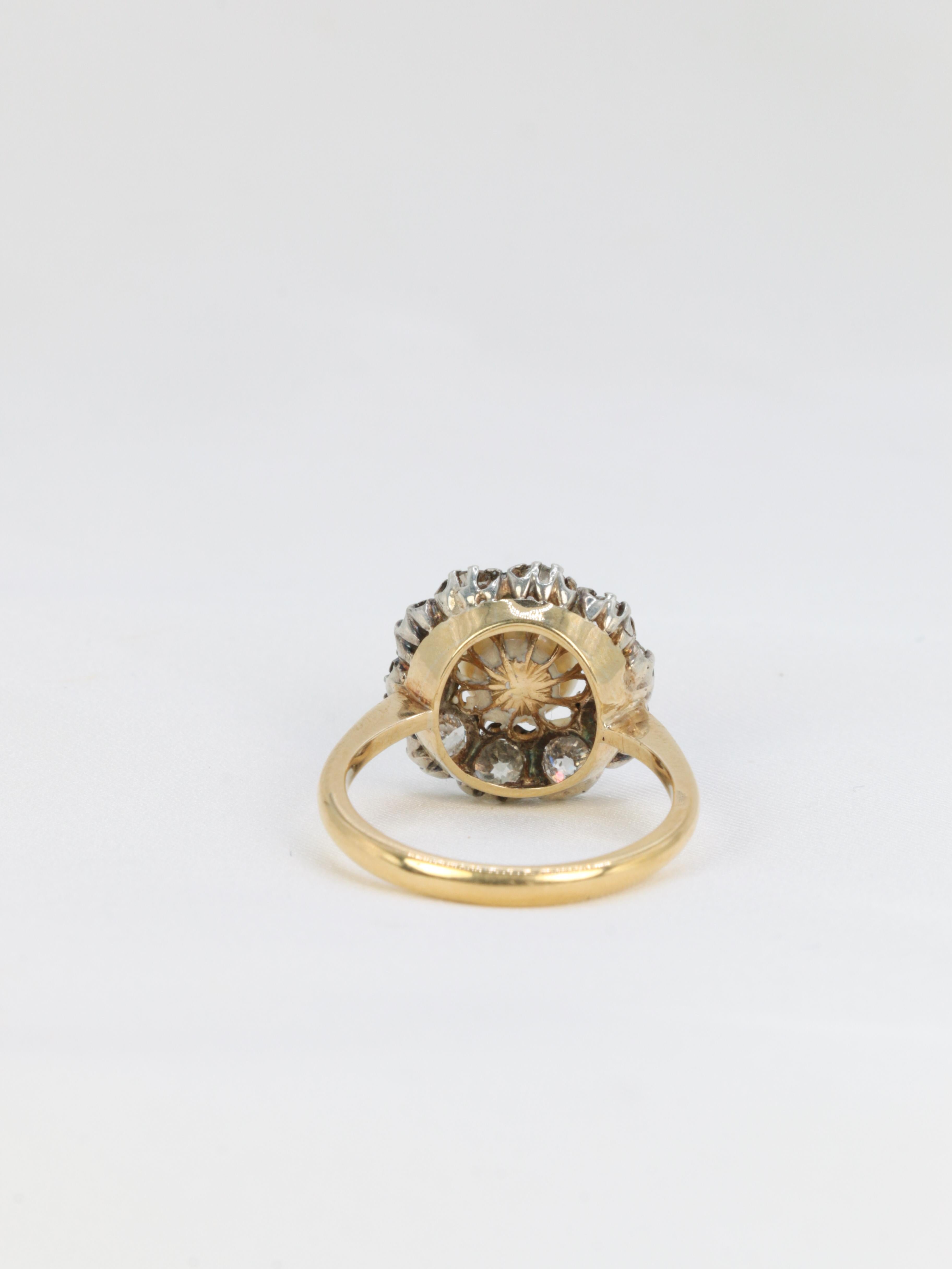 Edwardian Gold and Silver Cluster Ring with Old Mine Cut Diamonds and a Natural For Sale 1