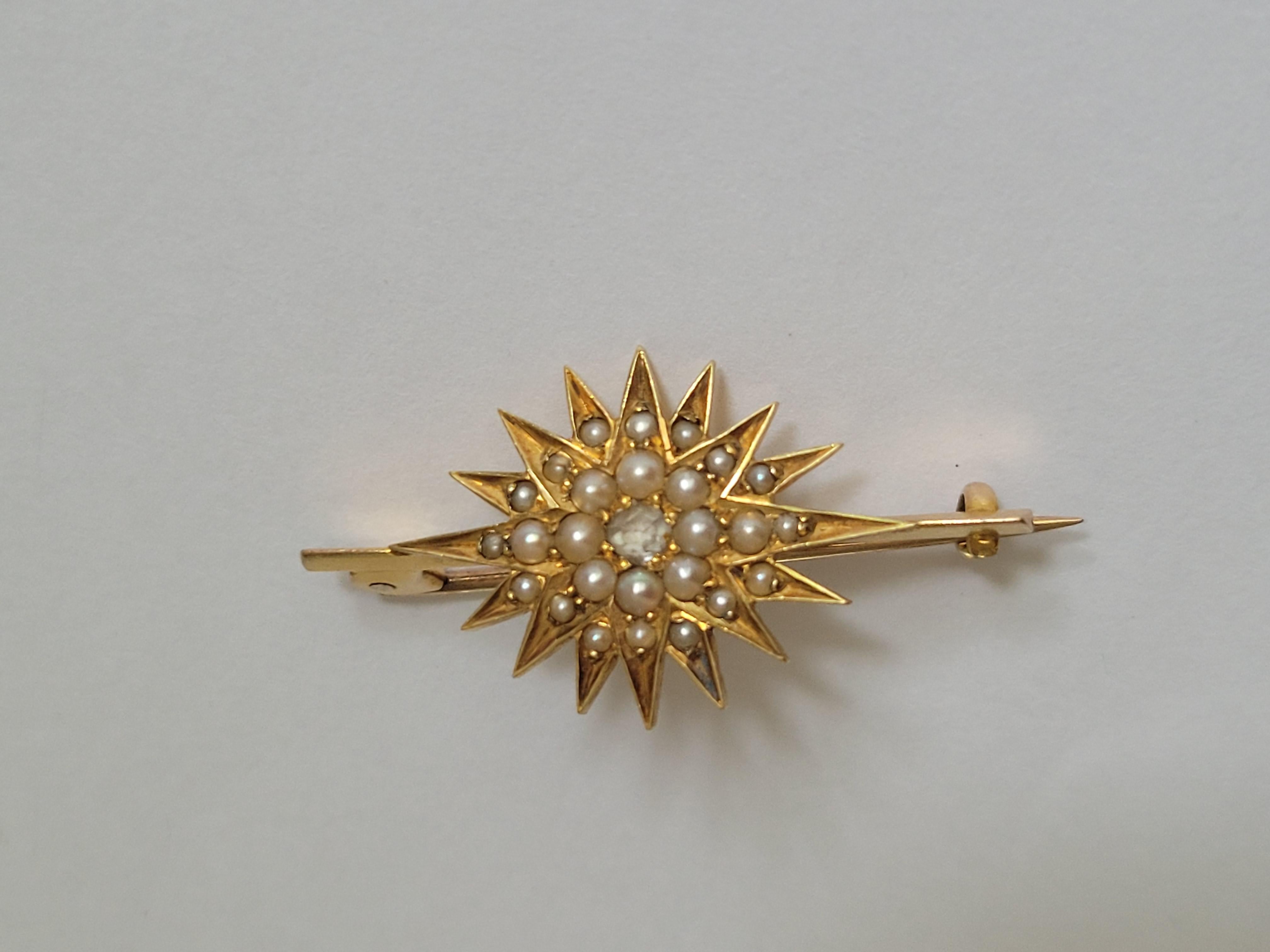 A Gorgeous Edwardian c.1900 18 Carat Gold, Rose cut Diamond and split Natural Pearl Starburst bar brooch. English origin.
Total length of the brooch 35mm.
Starburst 25mm or 1