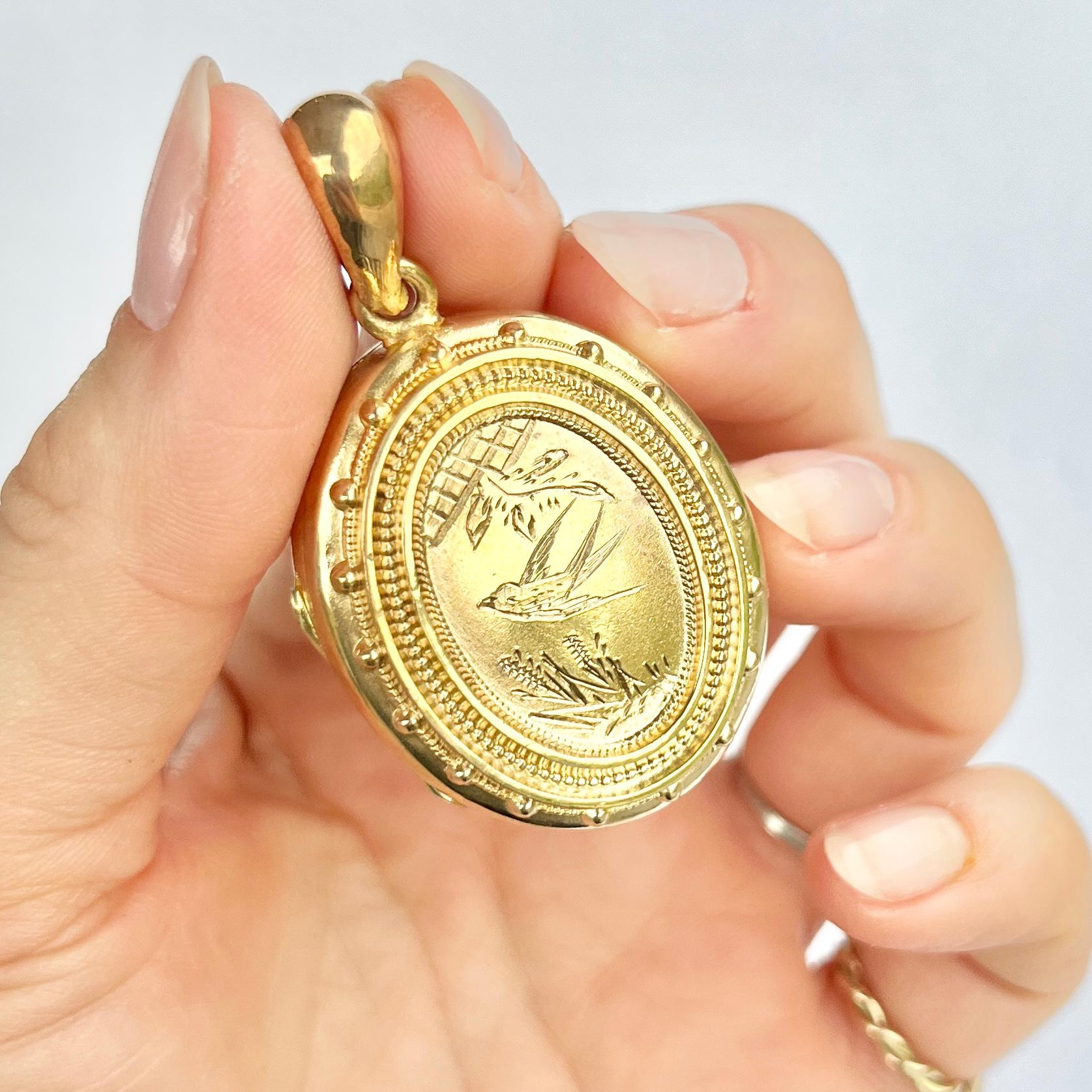 Dieses Medaillon ist vergoldet und mit schönen Details versehen. Im Inneren des Medaillons befinden sich noch die ursprünglichen Glasscheiben. 

Medaillon Abmessungen 36x28mm

Gewicht: 17 g