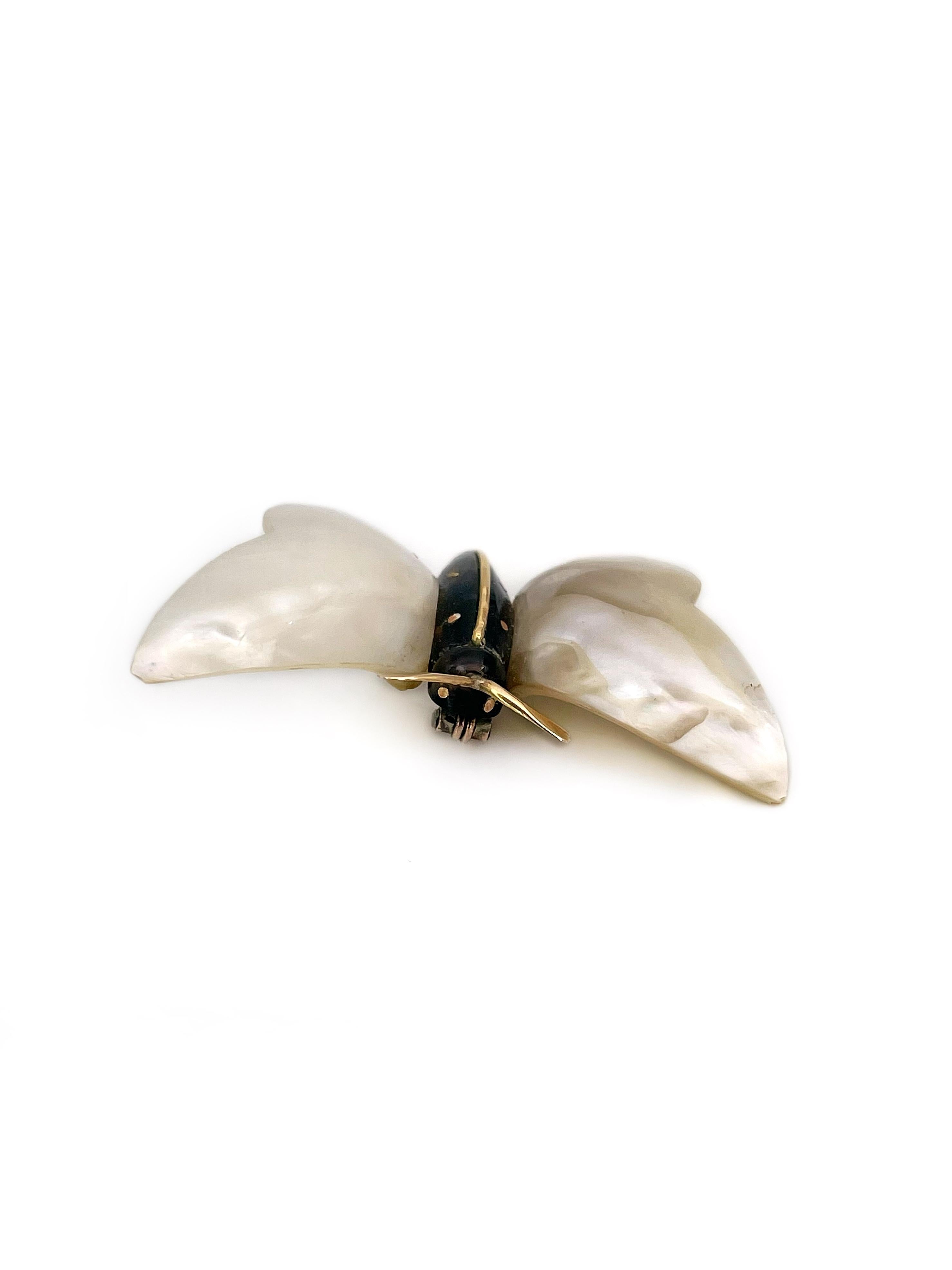 This is an elegant Edwardian butterfly shaped pin brooch. It is adorned with gold. The wings are made of mother of pearl and the body - resin.

Weight: 3.17g
Size: 4x3cm

———

If you have any questions, please feel free to ask. We describe our items