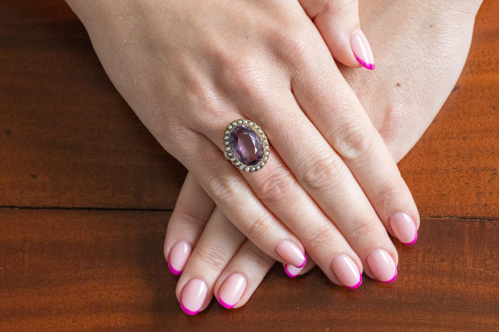 Oval Cut Edwardian gold ring with amethyst and natural pearls, 1911-1912. For Sale