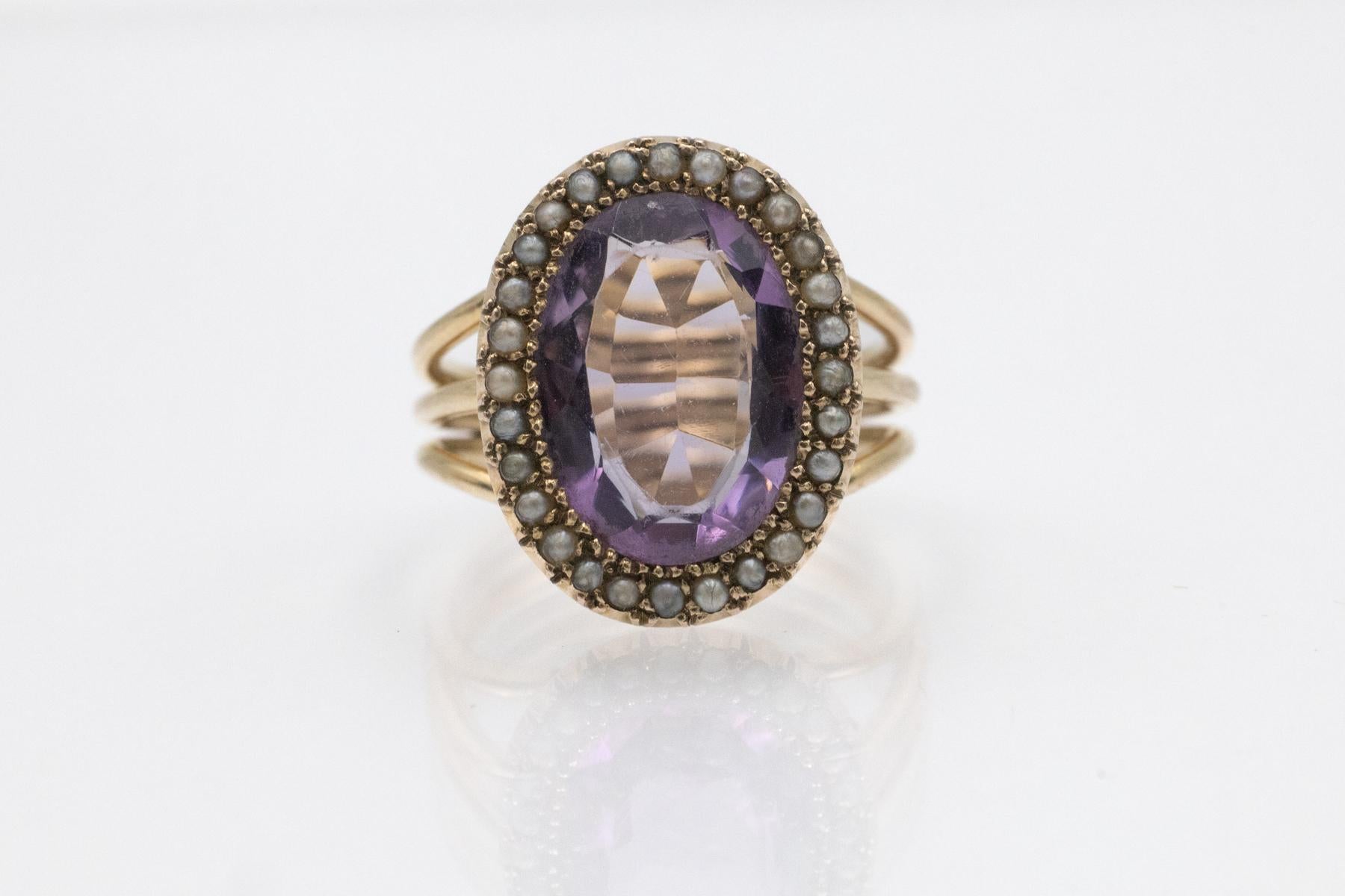 Anello antico edoardiano in oro con ametista e perle naturali, Gran Bretagna, inizio XX secolo

Realizzato in oro giallo a 9 carati (finezza 0,375).

Decorato con una maestosa ametista circondata da una serie di perle naturali