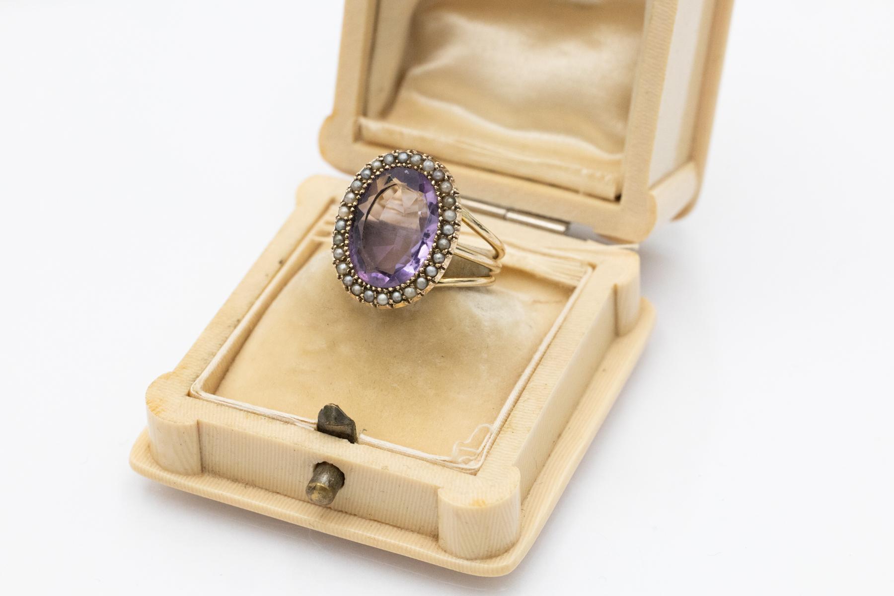 Taglio ovale Edwardian gold ring with amethyst and natural pearls, early 20th century in vendita