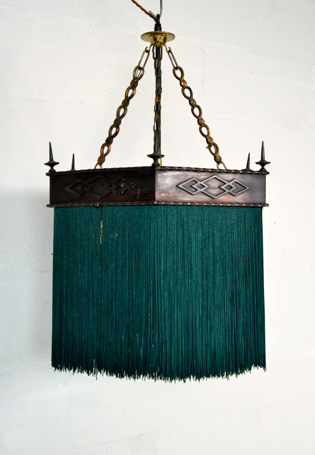 Neogotico Lampadario a sospensione gotico edoardiano esagonale con frange in rame verde e nappe in vendita