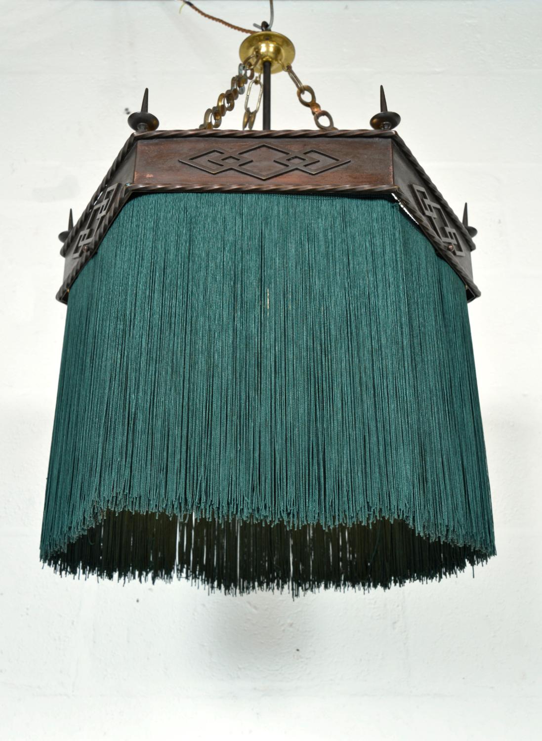 Inizio XX secolo Lampadario a sospensione gotico edoardiano esagonale con frange in rame verde e nappe in vendita