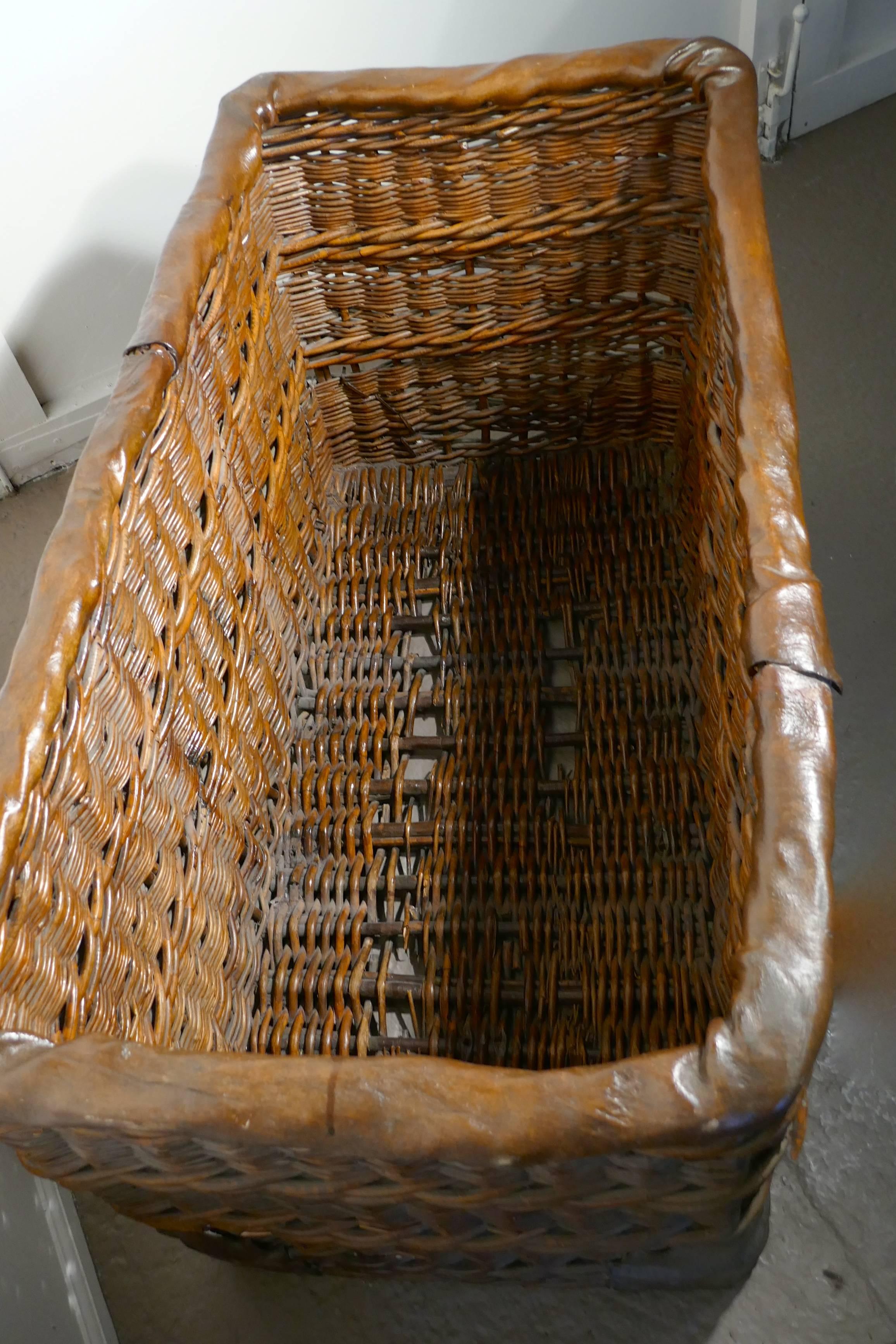 Edwardian G.P.O. Wicker Post or Mail Basket In Good Condition In Chillerton, Isle of Wight