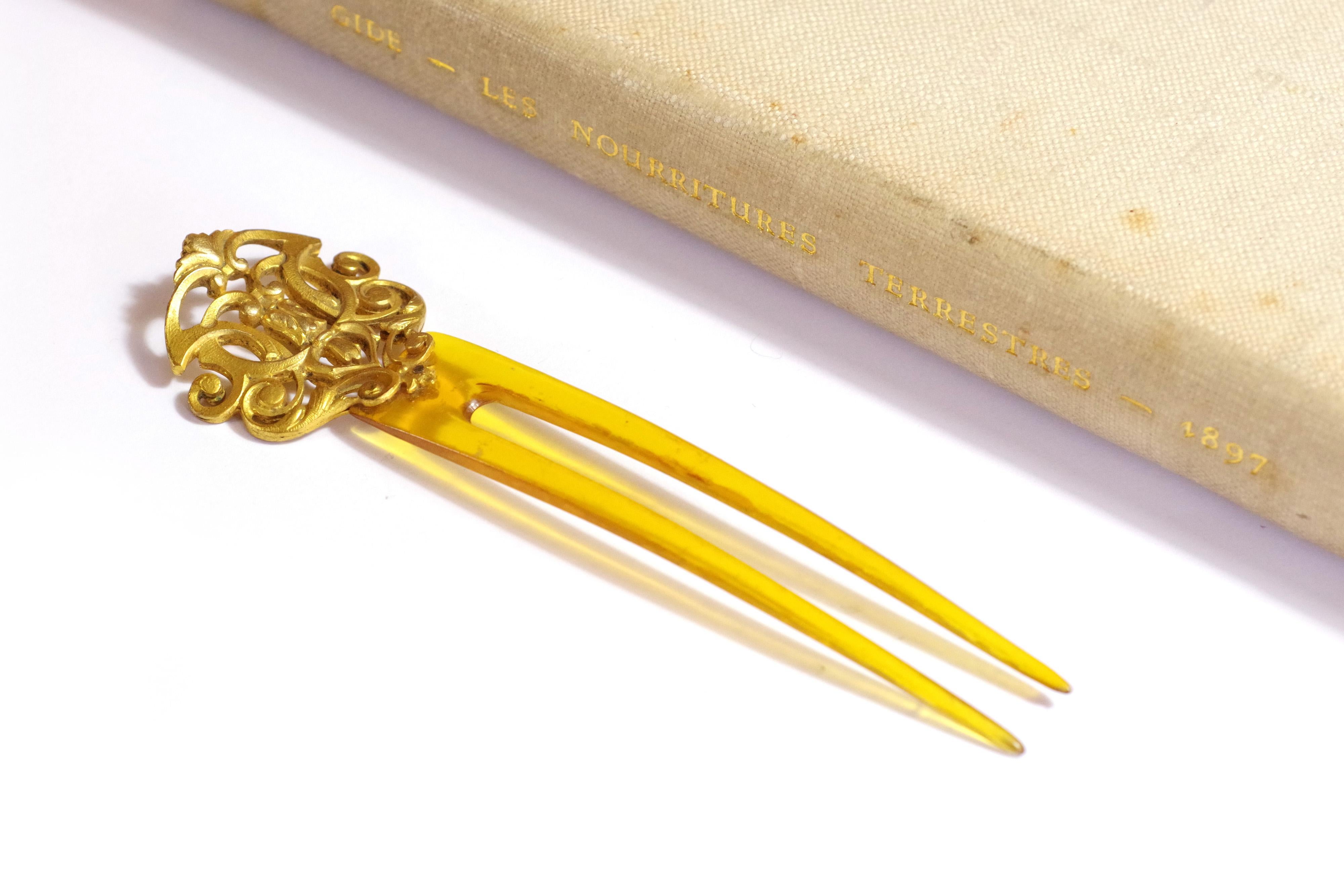 Edwardian hair pin for bun in the style of Jules Wiese. Jewel for head with an openwork motif in gilded bronze decorated with scrolls. This bronze element is attached to a hairpin made of blond organic material (tortoise shell). Antique hairpin from