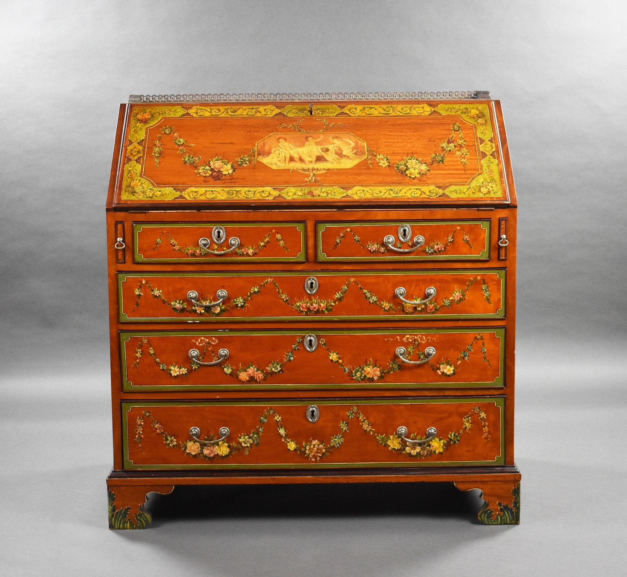Zum Verkauf steht eine hochwertige, handbemalte Kommode aus satiniertem Holz der Edwardianischen Epoche, bemalt in der Adam-Manier mit Spalierbordüren um Blumenranken, figuralen Reserven und mit Bändern gebundenen Urnen. Der Sturz umschließt einen