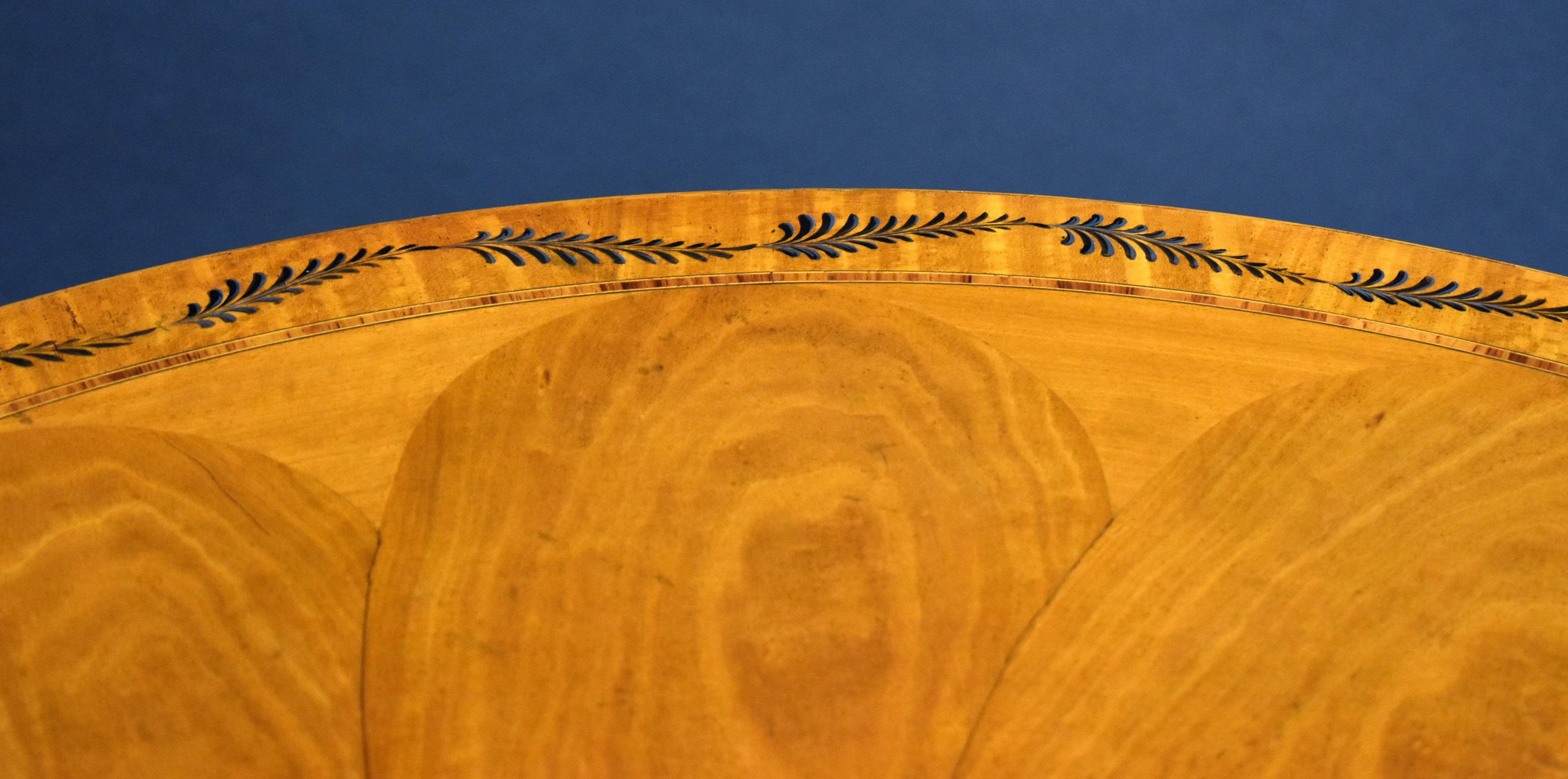 Table à tambour édouardienne en bois satiné peint à la main en vente 7
