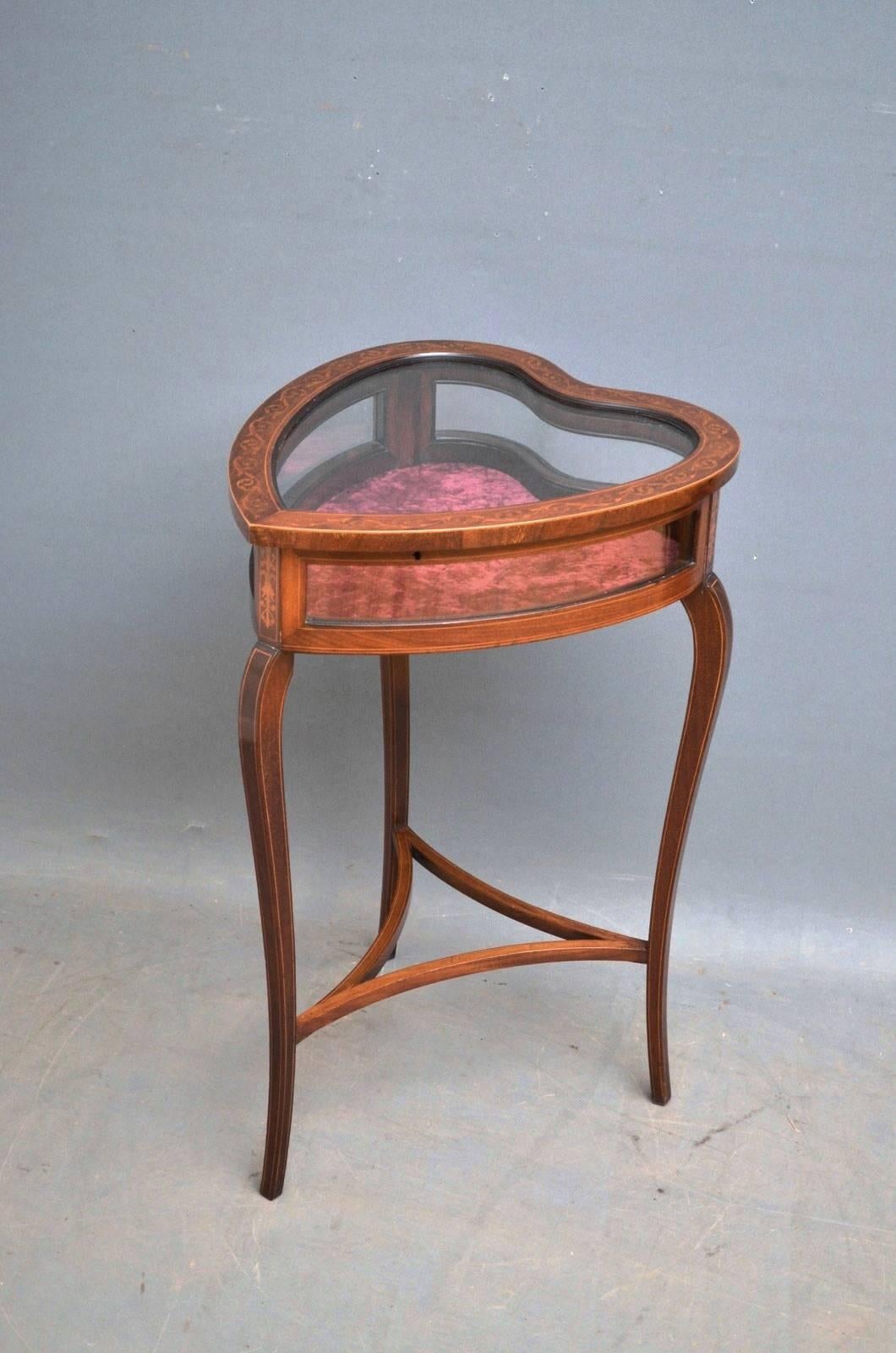 Sn4288 fine quality Edwardian inlaid display table of heart shape outline, having neoclassical inlaid hinged lid enclosing crushed velvet interior and string inlaid sides flanked by finely inlaid panels, standing on slender cabriole legs string