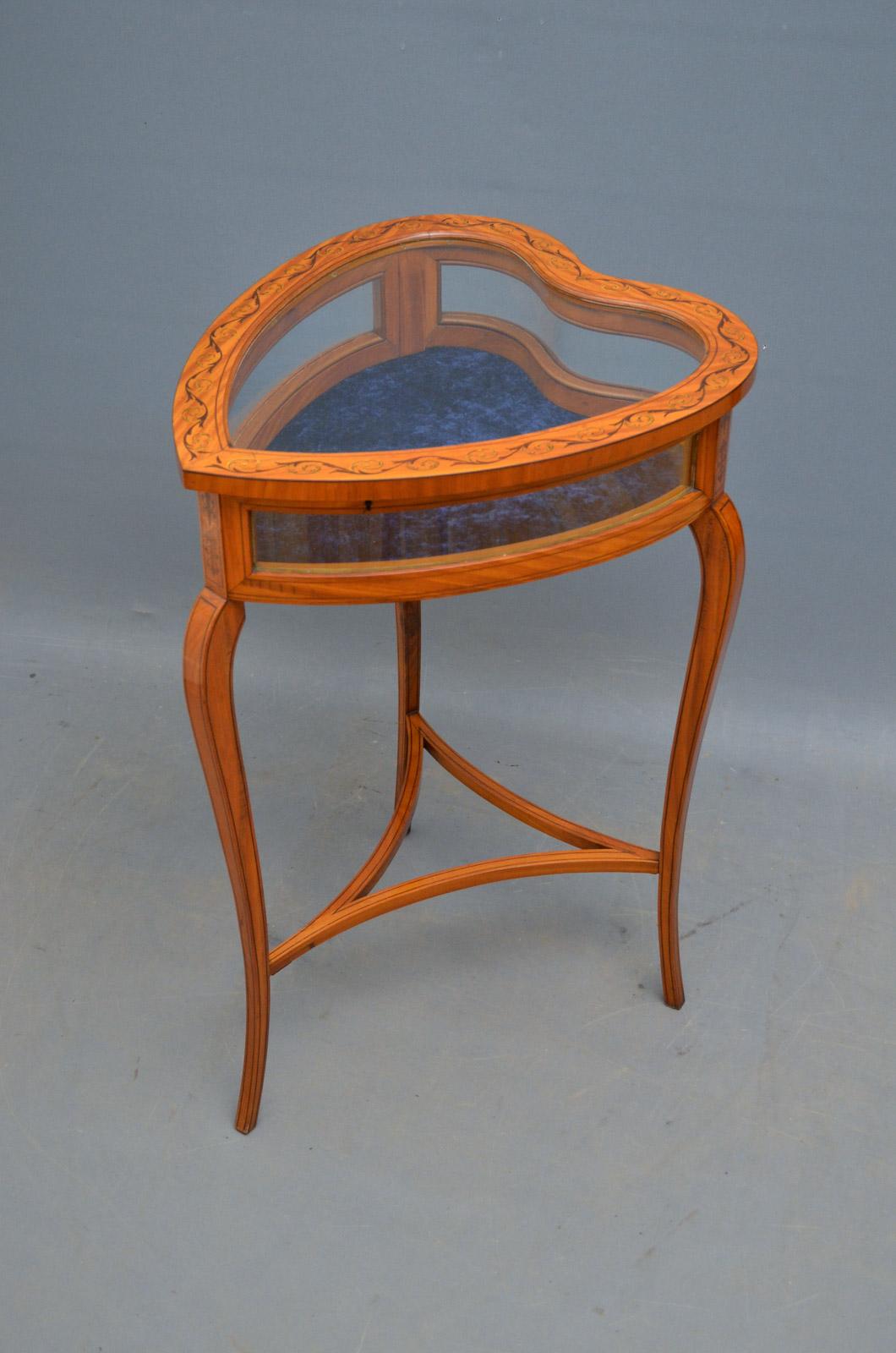 Sn4372 fine quality Edwardian, satinwood and inlaid display table of heart shape outline, having neoclassical inlaid hinged lid enclosing crushed velvet interior and string inlaid sides flanked by finely inlaid panels, standing on slender cabriole