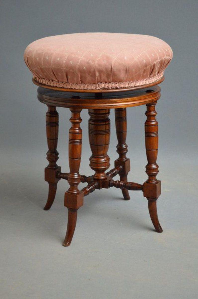 Edwardian dressing stool in mahogany, having revolving seat on turned, ringed and out swept legs. c1900

Measures: height 18