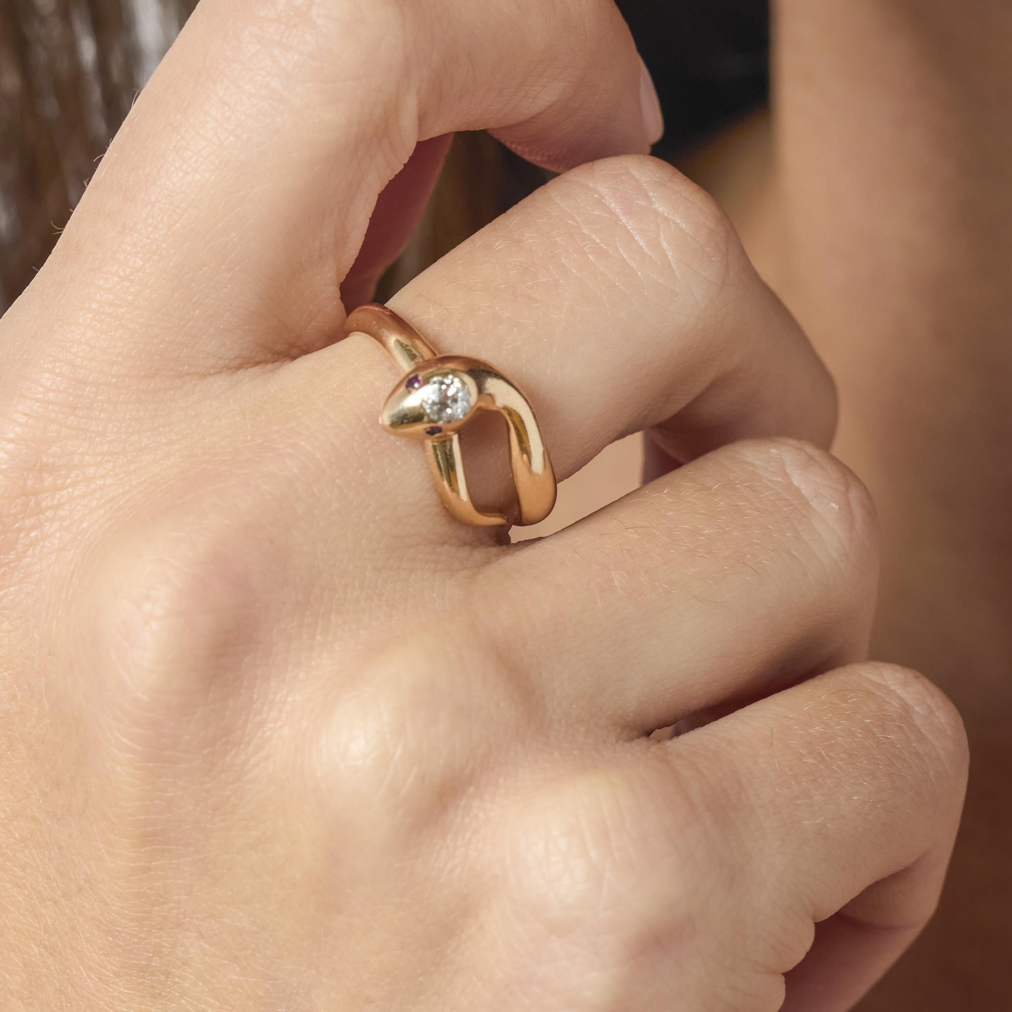 Bague serpent en or jaune 14k, diamant hongrois et rubis, de style édouardien. Il comprend un diamant de taille ancienne pesant environ 0,25 carat, de couleur I et de pureté SI. Accentué par deux rubis taillés en cabochon. Fabriqué en or jaune 14k