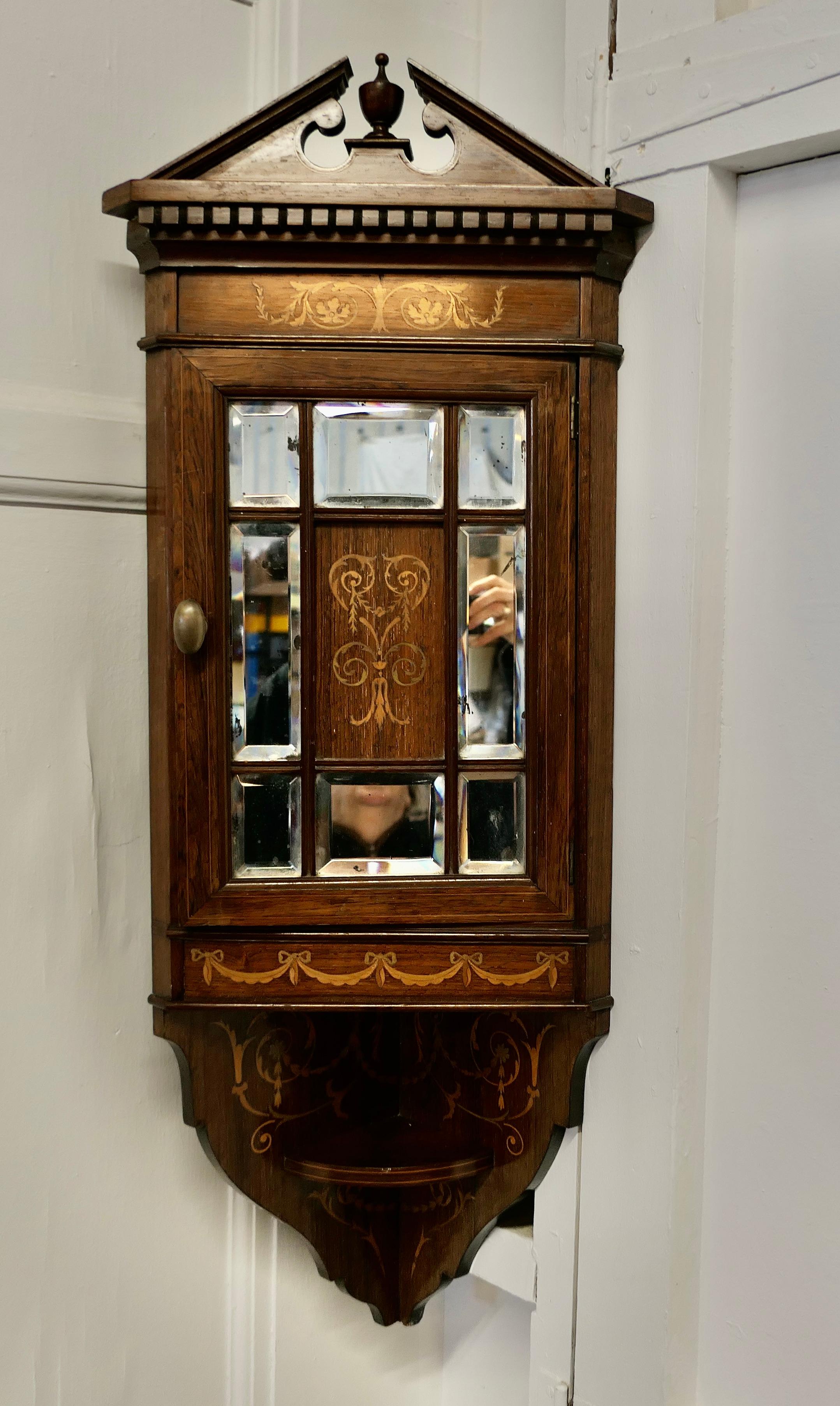 Edwardian Intarsien-Eckschrank

Ein sehr attraktiver Eckschrank die Tür des Schrankes hat 8 abgeschrägte Spiegelplatten um eine zentrale eingelegte Platte, gibt es mehr eingelegte Dekoration unter, wo es ein kleines Regal Halterung und an der