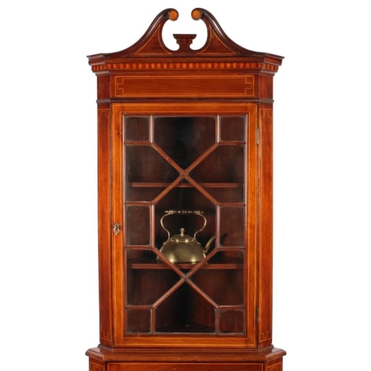 Edwardian inlaid double corner cabinet

An early 20th century Edwardian Georgian style inlaid mahogany double corner cabinet.

The cabinet has a single door top with astragal glazing and the door frame has box wood line inlay.

The cupboard