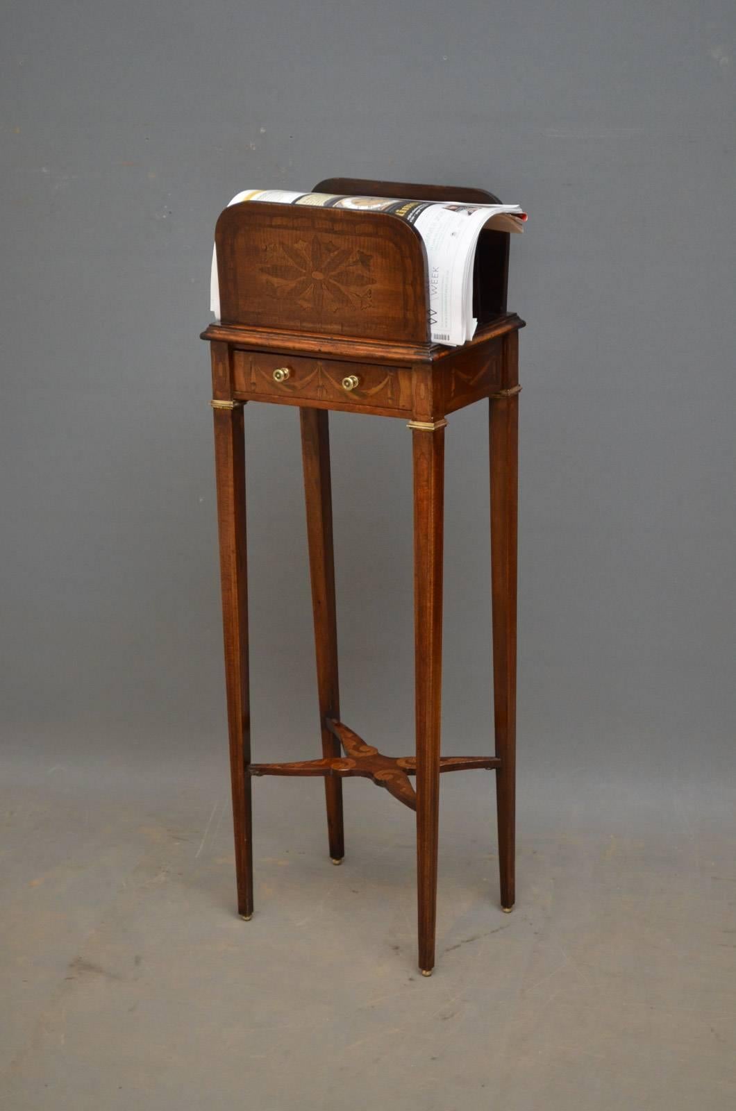 Sn3910, slim and tall Edwardian inlaid magazine rack with four commentators and inlaid drawer with original brass handles, all standing on slender legs terminating in brass ball feet, all in original, home ready condition, circa 1900
Measures: H