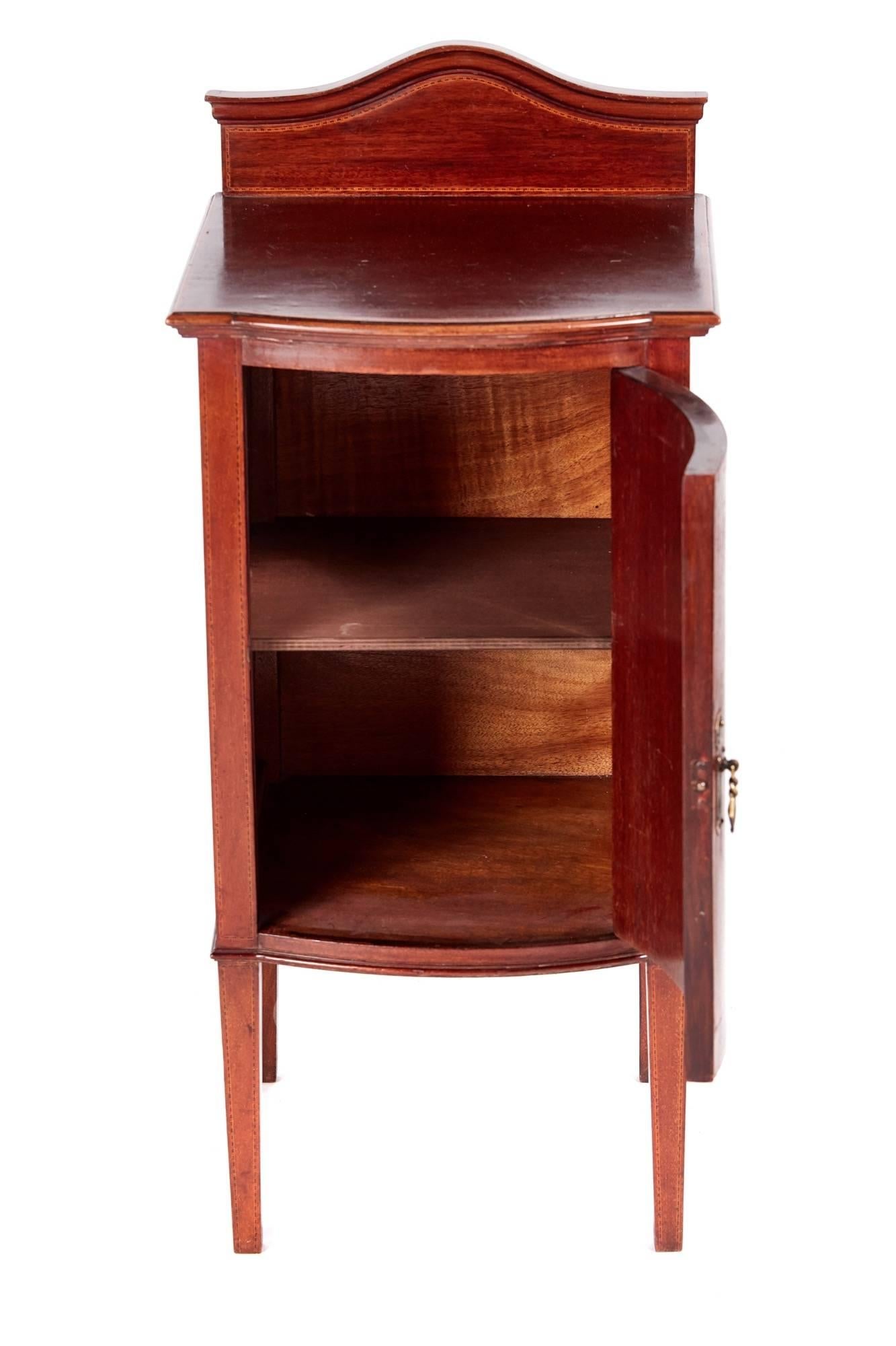 Edwardian inlaid mahogany bedside cabinet, with a shaped back, nice mahogany top, bow front door with lovely inlay, standing on square tapering legs
lovely color and condition
Measures: 16