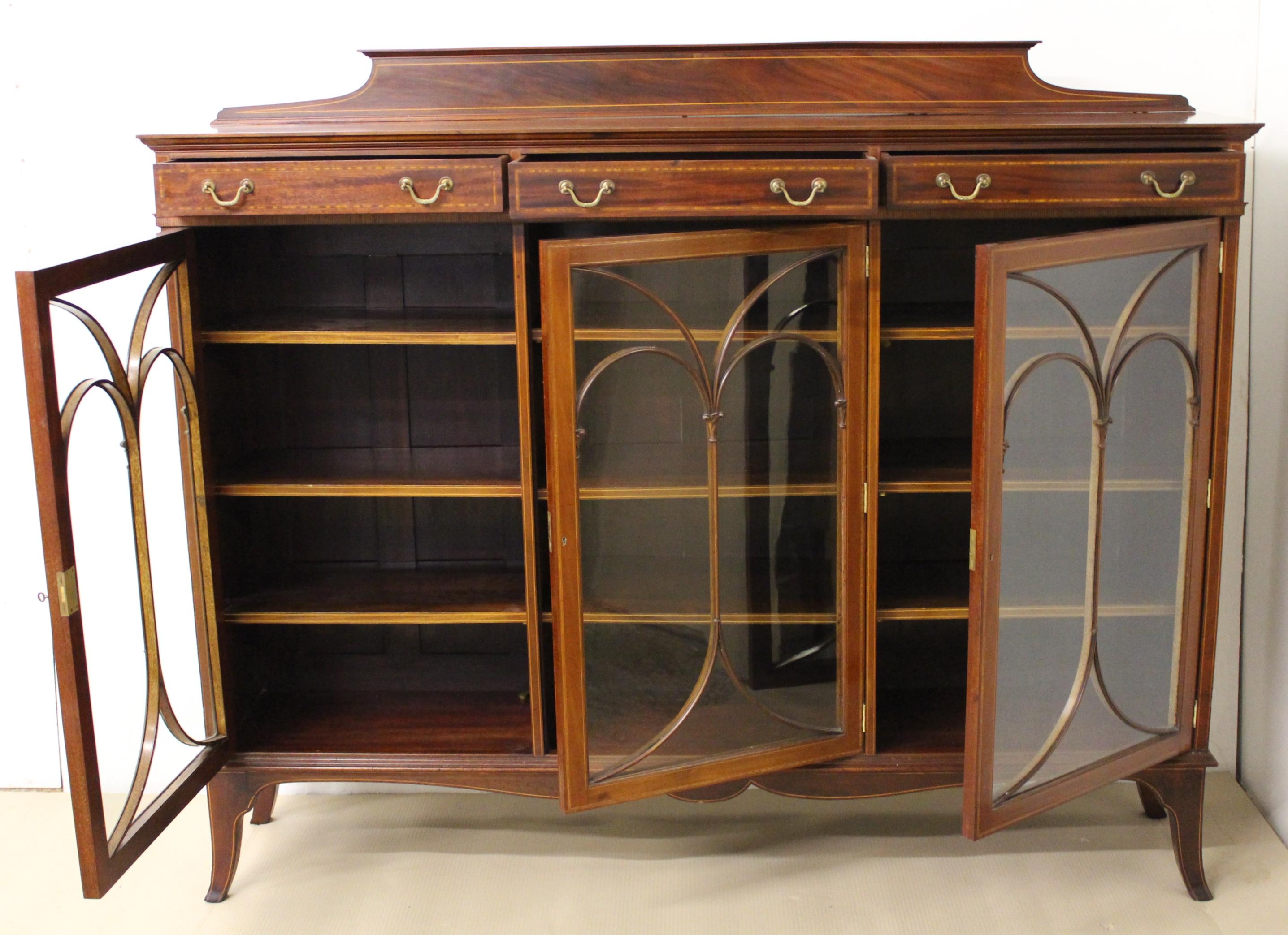 Edwardian Inlaid Mahogany Bookcase by Maple and Co For Sale 3
